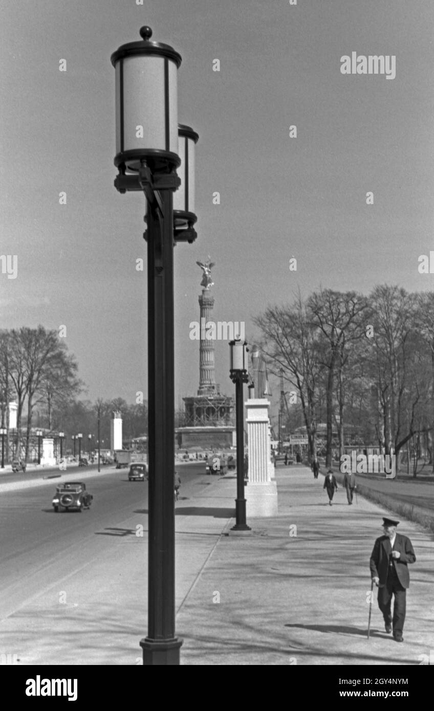 Blick auf die Siegessäule am Großen Stern a Berlino, Deutschland 1930er Jahre. Vista colonna Siegessaeule a Berlino, Germania 1930s. Foto Stock