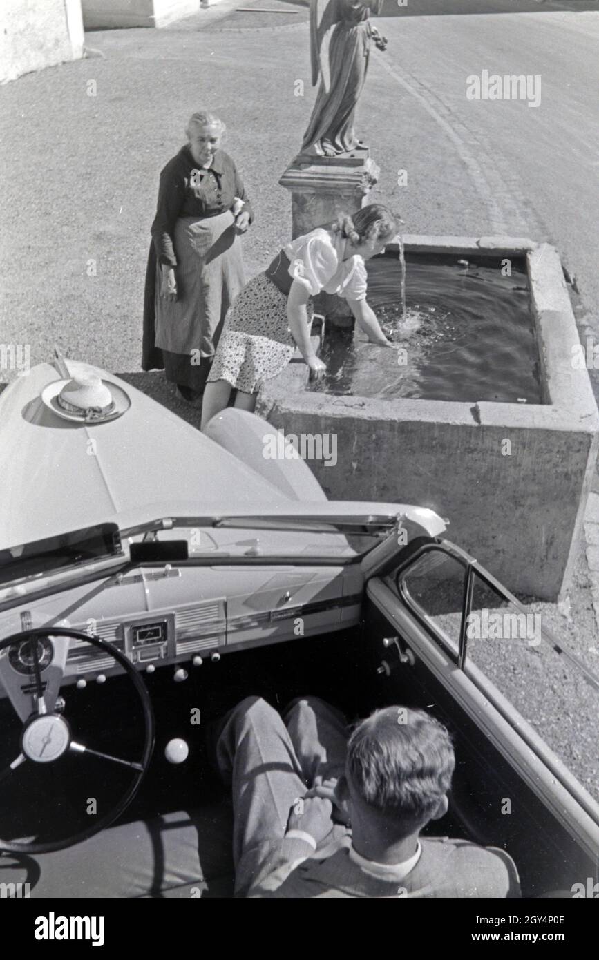 Die österreichische Schauspielerin Gusti Wolf erfrischt sich un einem Brunnen bei Ferien auf dem Lande, Deutschland 1930er Jahre. Attrice austriaca Gusti Wolf rinfrescante in corrispondenza di un pozzetto in vacanza in campagna, Germania 1930s. Foto Stock