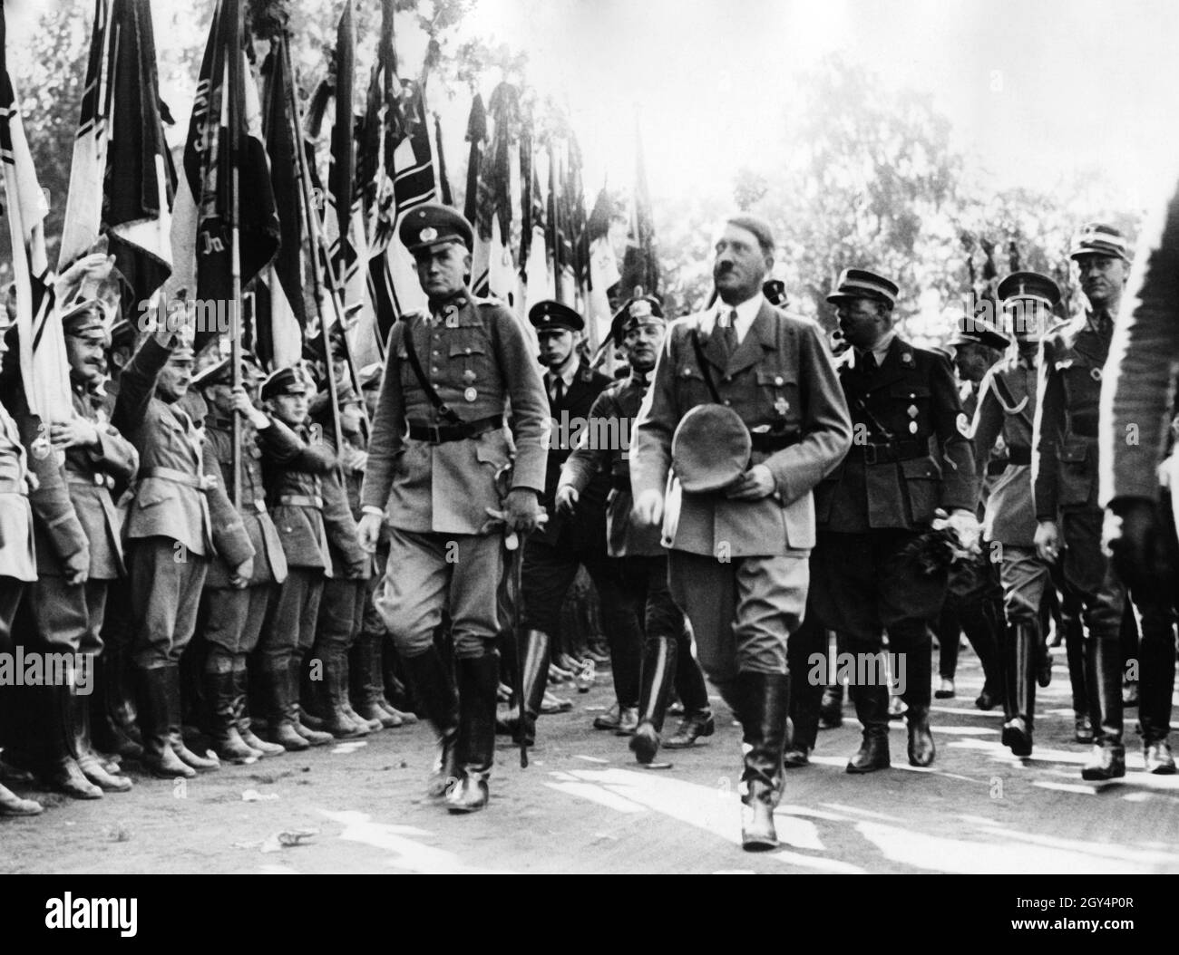 I principali oppositori del putsch Röhm in una foto: A sinistra Werner von Blomberg, un rappresentante del conservatore di stock Reichswehr, che si oppose e rifiutò l'inclusione della SA nelle loro file, Adolf Hitler, che scongiurò ma decise a favore dell'esercito, Che gli era più utile, l'allora capo SA Ernst Röhm, e all'estrema destra l'intrigatore e il successore di Röhm Viktor Lutze. [traduzione automatizzata] Foto Stock
