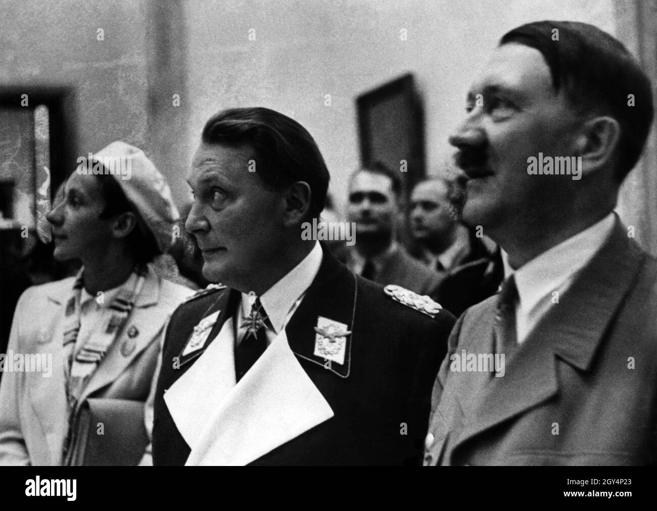 Gerdy Troost, la vedova del predecessore di Speer, molto stimato da Hitler, e Hermann Göring visitano la Casa d'Arte tedesca insieme a Hitler il giorno di apertura. [traduzione automatizzata] Foto Stock
