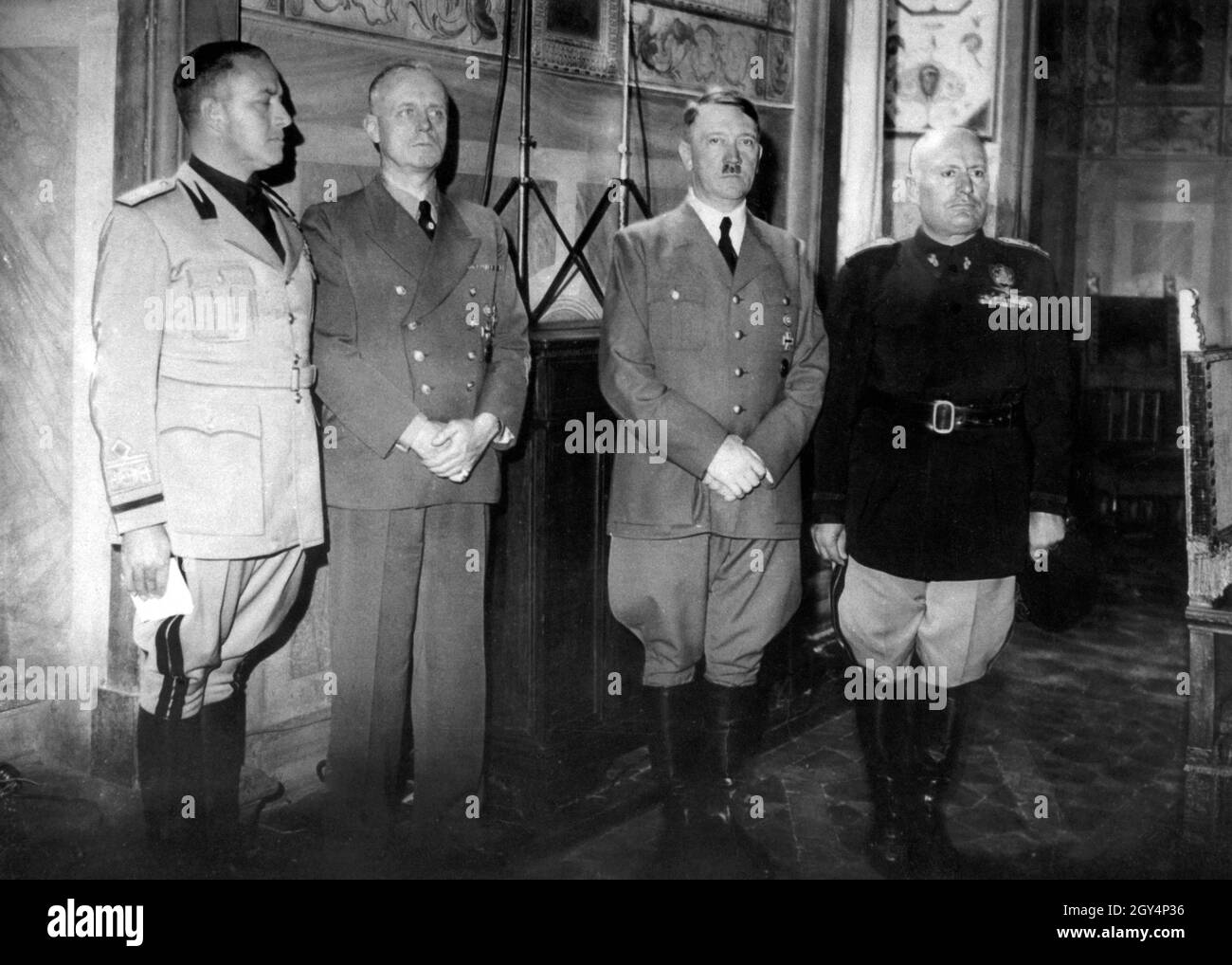 Da sinistra: Conti Galeazzo Ciano, Joachim von Ribbentrop, Adolf Hitler e Benito Mussolini nel Palazzo Vecchio di Firenze. [traduzione automatizzata] Foto Stock