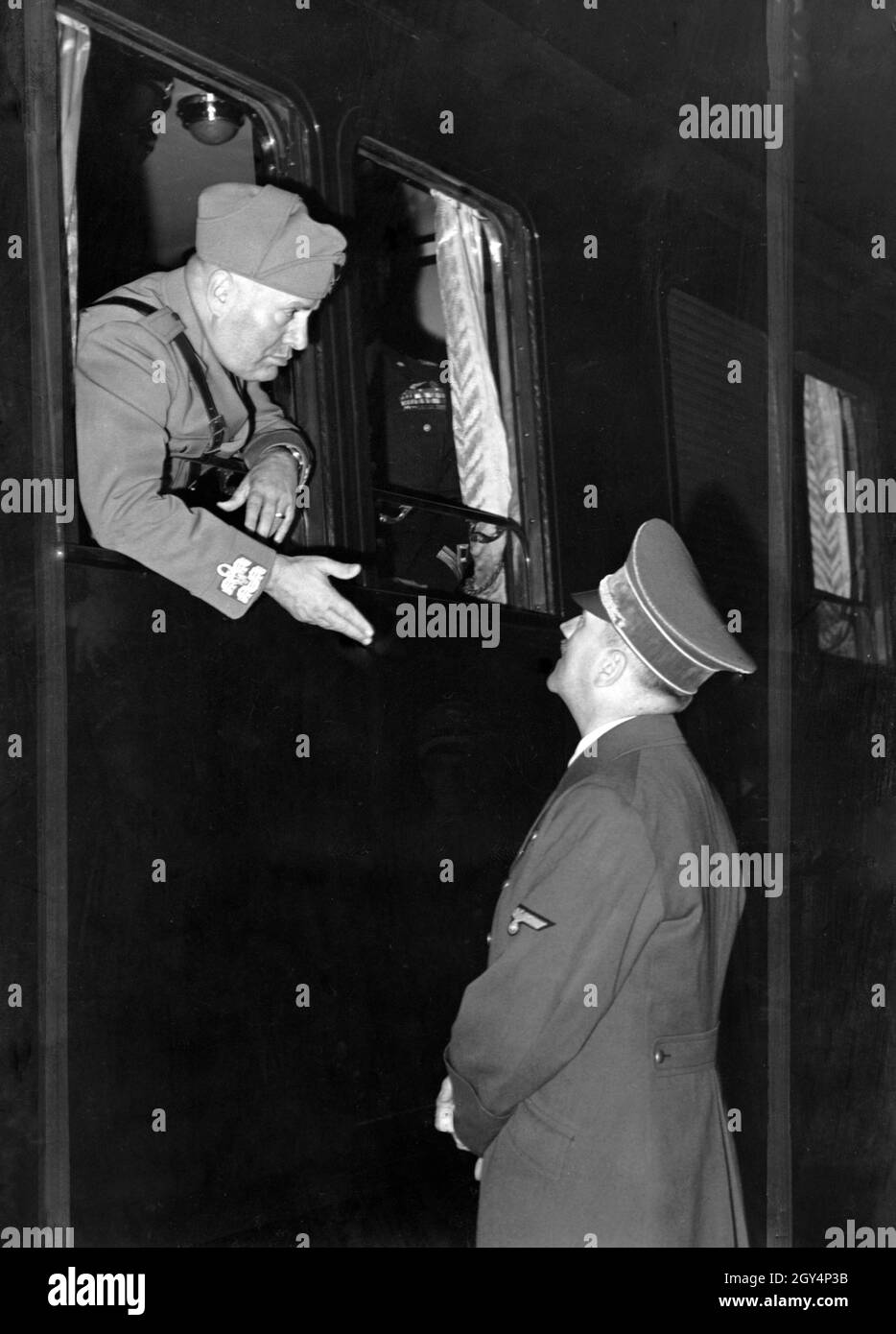 Hitler vede fuori Mussolini sul treno da Monaco a Roma. [traduzione automatizzata] Foto Stock