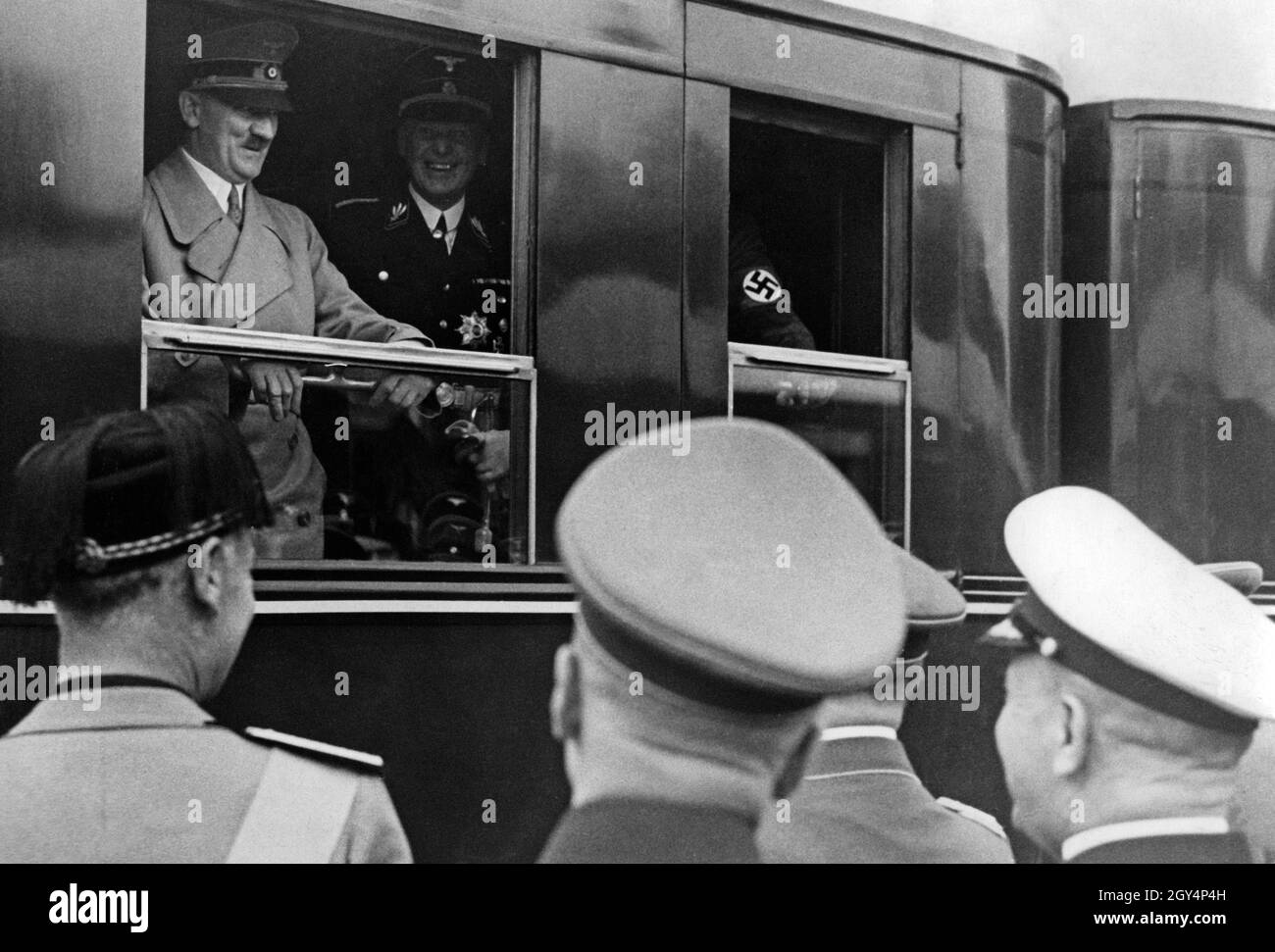 Dal comparto, Adolf Hitler e Joachim von Ribbentrop dicono Arrivederci ai rappresentanti tedeschi e al consigliere delle ambasciate italiane Magistrati presso l'Anhalter Bahnhof di Berlino prima della loro partenza. [traduzione automatizzata] Foto Stock