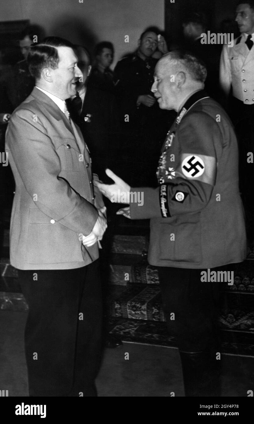 Adolf Hitler a metà degli anni trenta nel suo seme cancelliere Reich in conversazione con il duca Carl Eduard von Coburg. Von Coburg ha agito da capopiano per la NSDAP e ha assunto molti uffici di rappresentanza come quello del Presidente della Croce Rossa. [traduzione automatizzata] Foto Stock