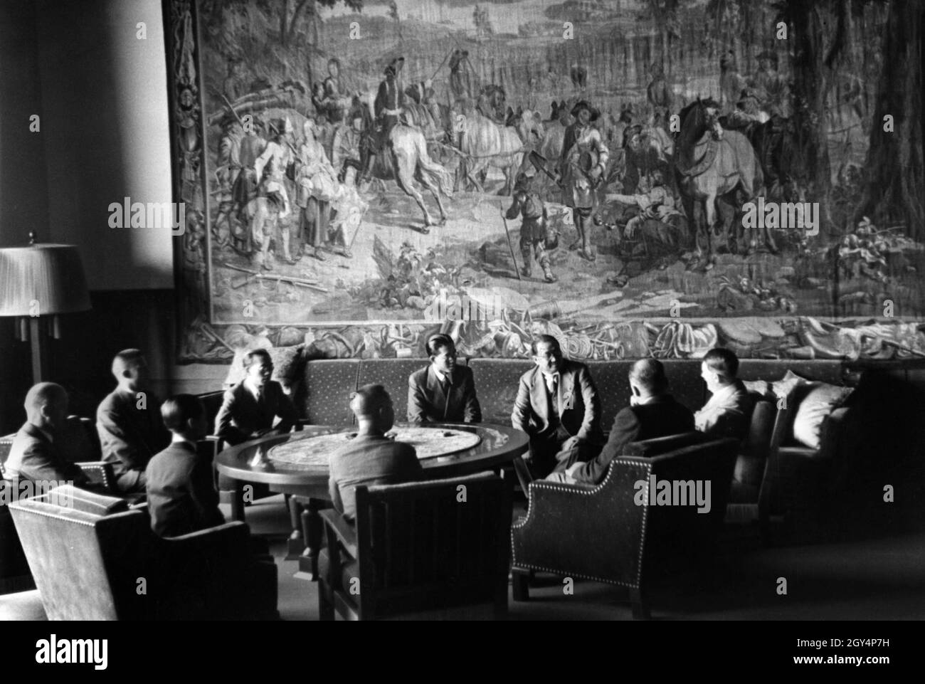 Adolf Hitler in conversazione con i diplomatici della Repubblica di Cina nella nuova Cancelleria del Reich. Da sinistra: Tenente generale Kurei, ambasciatore Chen Tianfang, Robert Chi Chun, Dr. Li Kung, Adolf Hitler, Il Ministro della Marina Chen e il Segretario Generale Wong. (foto non tradotta) [traduzione automatica] Foto Stock