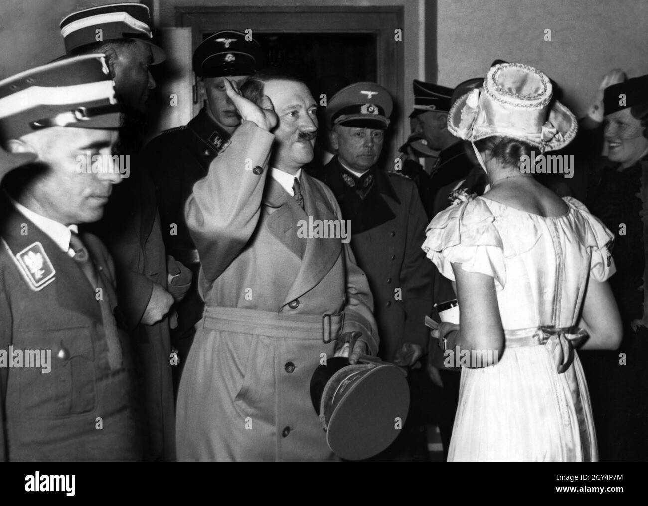 Adolf Hitler visita i partecipanti tedeschi al concorso di squadra del Premio delle Nazioni 1937. Il team tedesco, composto dal tenente Brinckmann, dal capitano von Barnekow, dal Rittmeister Kurt Hasse e dal Rittmeister Momm, ha vinto. Hitler, accompagnato da Gerneraloberst von Fritsch e Reichssportführer von Tschammer e Osten, saluta qui una giovane ragazza in costume bianco. [traduzione automatizzata] Foto Stock