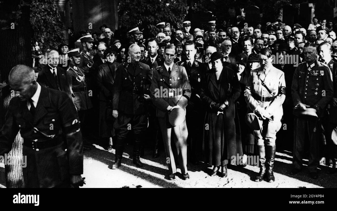 Adolf Hitler, la figlia di Edwin Bechstein Helene Bechstein (a sinistra di Hitler) e suo fratello, Julius Schaub (a sinistra dietro Helene), Wilhelm Frick (davanti), Max Amann (all'estrema destra) e i membri delle superiori della società nazionalsocialista partecipano al funerale di Edwin Bechstein. La sua famiglia era uno dei primi sostenitori di Adolf Hitler e lo portò nei loro ambienti sociali a Monaco. [traduzione automatizzata] Foto Stock