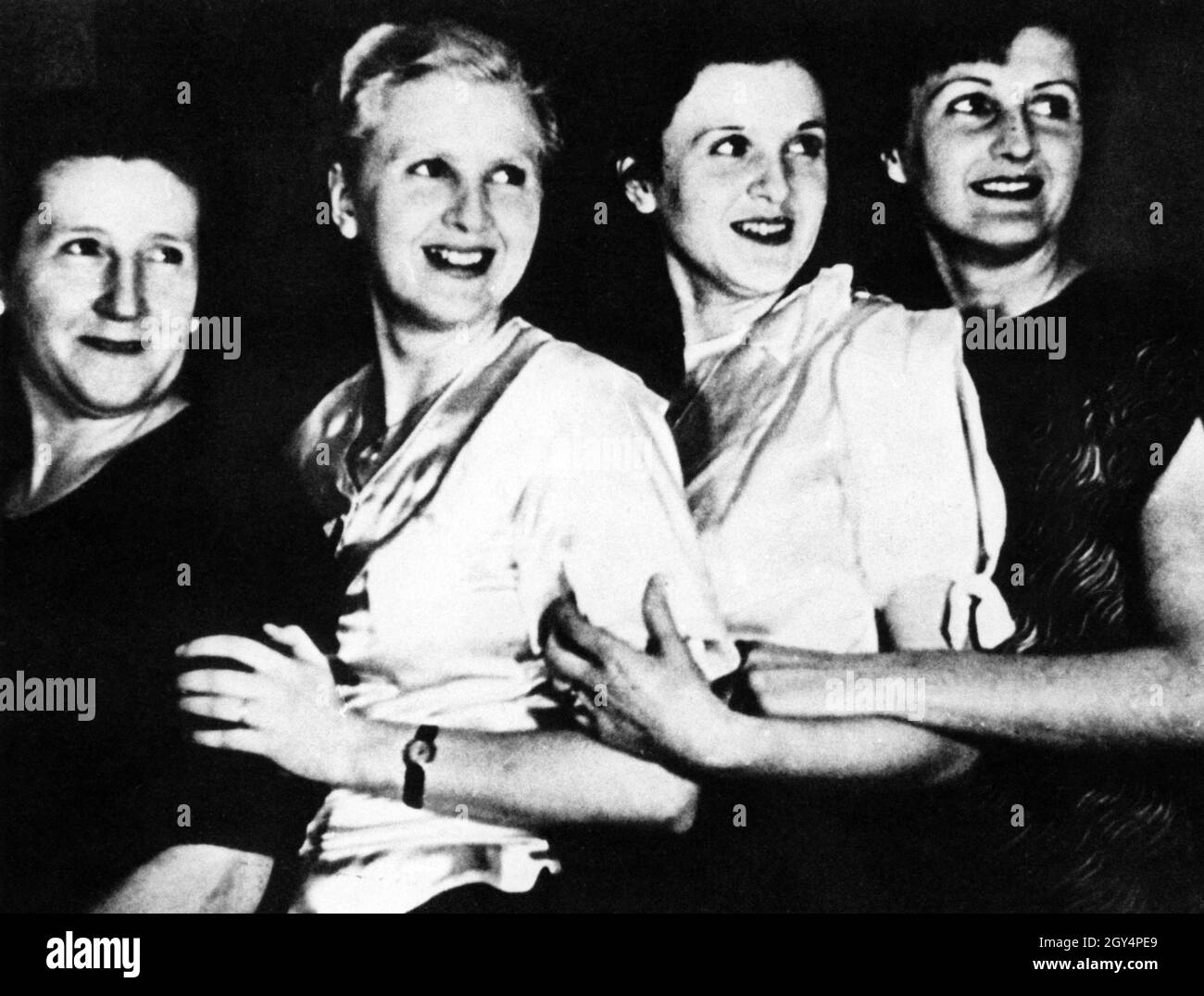 'Franziska Braun con le sue figlie Ilse, Margarete ''Gretl'' ed Eva. Ilse era scettico del socialismo nazionale, Gretl sposò l'ufficiale delle SS Hermann Fegelein, che servì come ufficiale di collegamento delle SS presso la sede del Führer. Poiché Hitler mantenne il suo collegamento con Eva Braun in gran parte segreto, la connessione attraverso il cognato era la spiegazione apparente per la sua presenza nel cerchio interno di Hitler agli esterni. [traduzione automatizzata]' Foto Stock