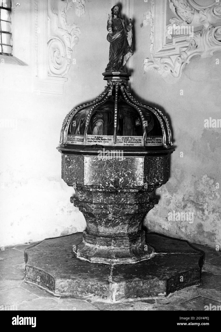 Il fonte battesimale nella Chiesa di Santo Stefano, dove Hitler fu battezzato. [traduzione automatizzata] Foto Stock