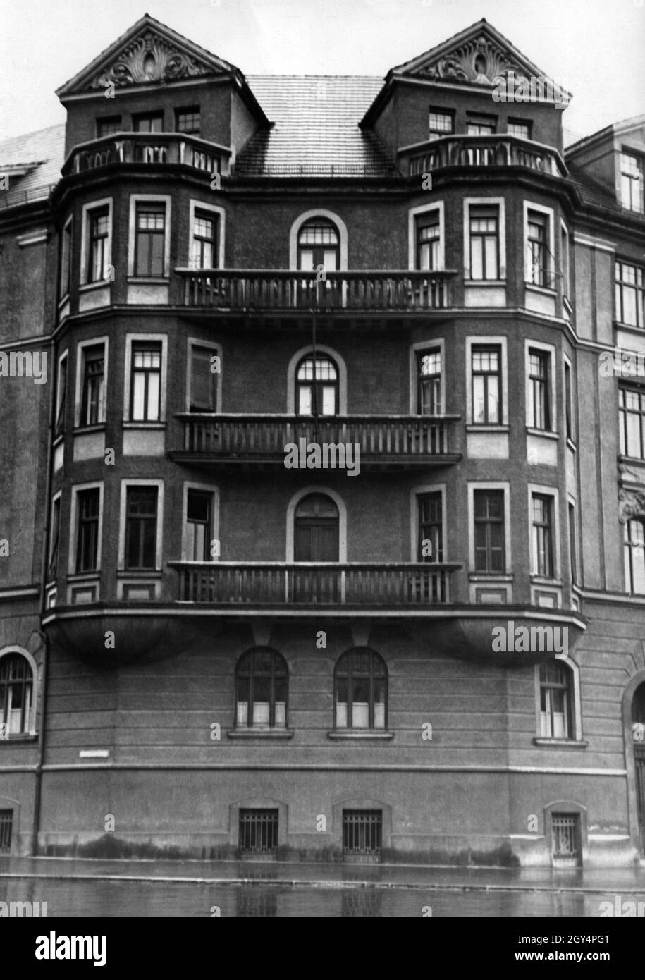 Adolf Hitler visse in questa casa a Prinzregentenplatz 16 a Monaco, che oggi ospita una stazione di polizia, fino al 1939. Dopo di che, i suoi soggiorni in casa, che il NSDAP ha acquistato nel 1936, sono diventati sempre più rari. Tuttavia, è stato registrato qui fino al 1945. Hitler occupava un appartamento di nove camere al secondo piano. A volte condivideva l'appartamento con la nipote Gerdi Raubal, il cui suicidio è oggetto di numerose leggende. Il campanello leggeva Winter. [traduzione automatizzata] Foto Stock