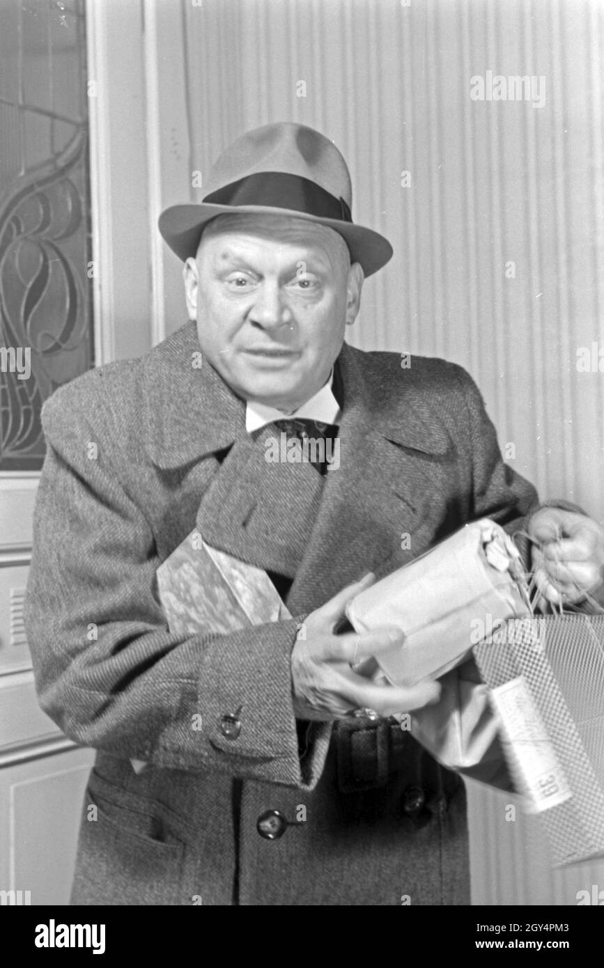 Der deutsche Schauspieler Ludwig Schmitz mit Geschenken, Deutschland 1930er Jahre. Attore tedesco Ludwig Schmitz con presenta, Germania 1930s. Foto Stock