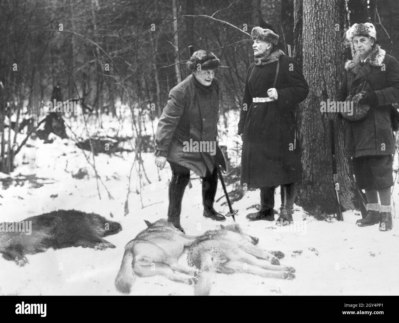 Hermann Göring (centro) è stato su invito del presidente polacco Ignacy Moskicki (destra) il 19 febbraio 1937 ad una caccia nella zona di caccia statale Bialowieza (Bialowies) in Polonia. Sul terreno si trova una parte della preda di caccia: Tre lupi. [traduzione automatizzata] Foto Stock