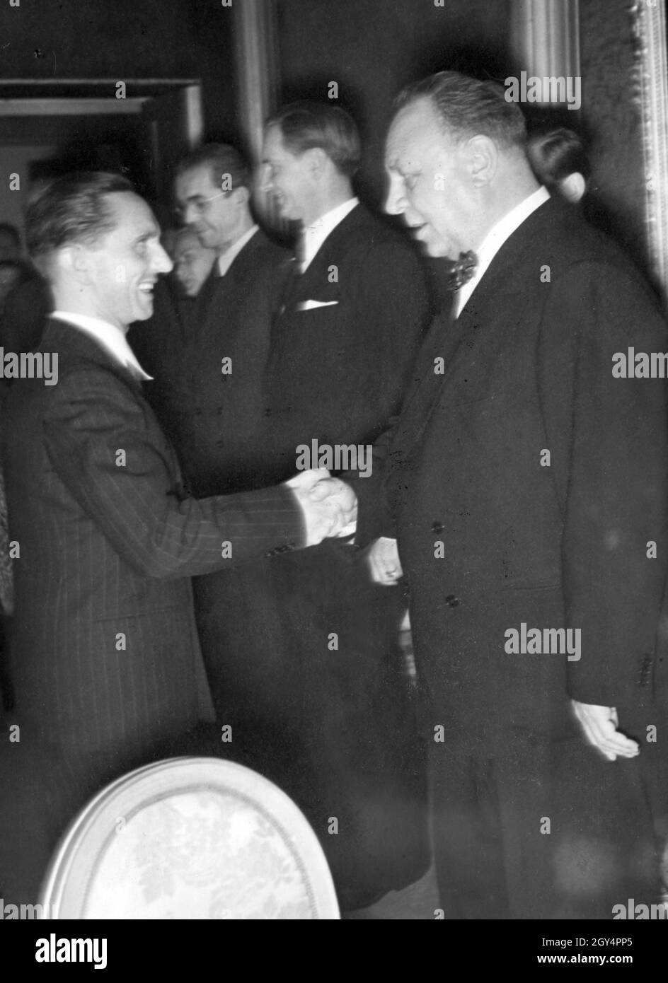 "Il Ministro Reich, Dr. Goebbels, si congratula con Emil Janninge nella Ula-Palast allo Zoo di Berlino per la premiere di successo del suo film di Bismarck, ''The Dismissal'''. [traduzione automatizzata]' Foto Stock