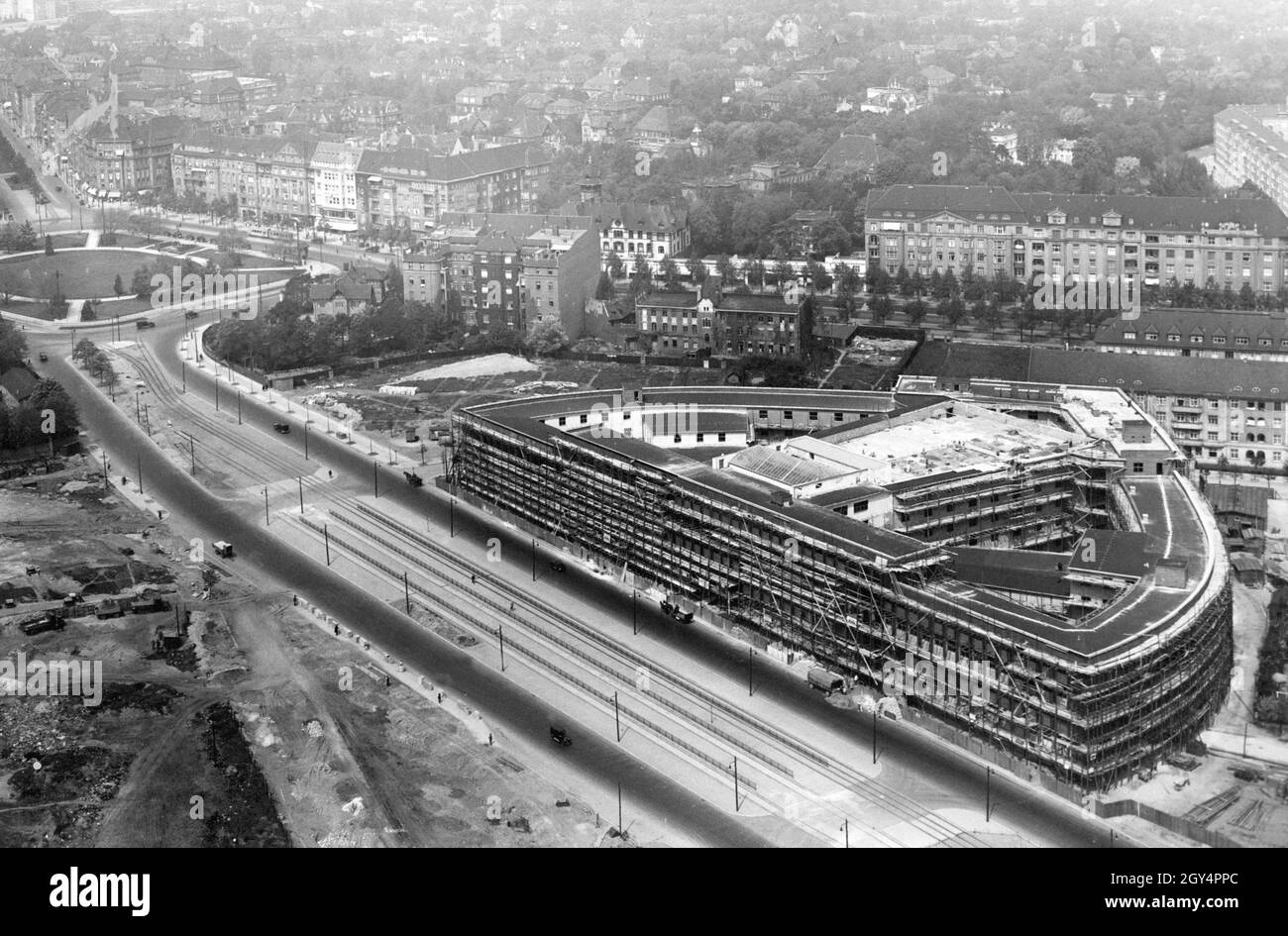 La conchiglia della radio House di Berlino (oggi Haus des Rundfunks) a Berlino-Westend è già in piedi nel 1930. L'edificio è stato aperto nel gennaio 1931. L'area di fronte a Masurenallee, su cui si trova oggi parte della fiera, è ancora fiaccata. La foto è stata scattata dalla torre radiofonica di Berlino e mostra il Westend con la Reichskanzlerplatz (oggi: Theodor-Heuss-Platz) sulla sinistra. [traduzione automatizzata] Foto Stock