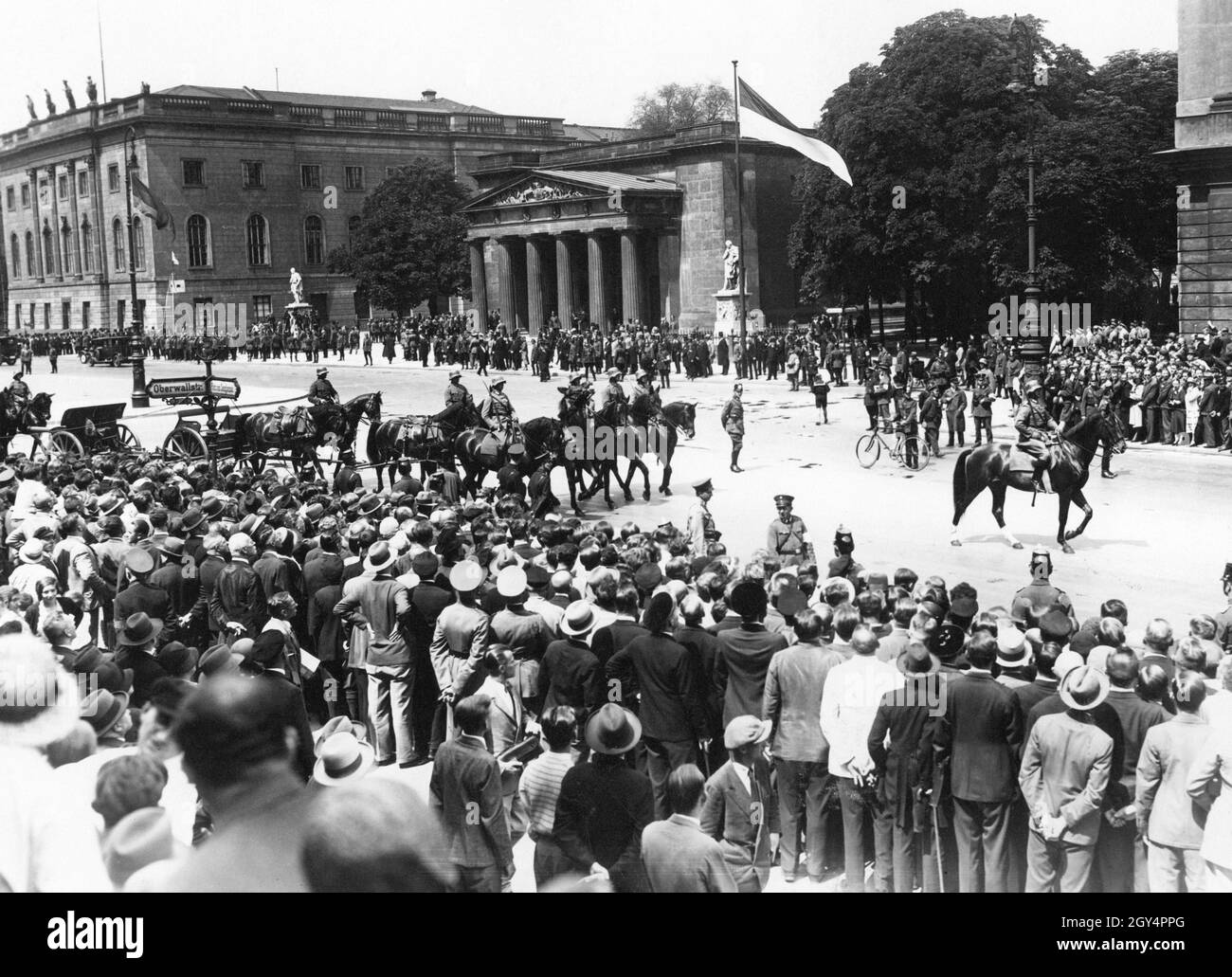 Un'unità di artiglieria del Reichswehr, proveniente da Oberwallstraße, passa il memoriale Unter den Linden (oggi: Neue Wache) a Berlino-Mitte. È osservato da una folla e da alcuni membri della Croce Rossa (centro, con braccialetti). I fotografi si trovano presso la statua di Bülow, accanto all'Università Humboldt. [traduzione automatizzata] Foto Stock