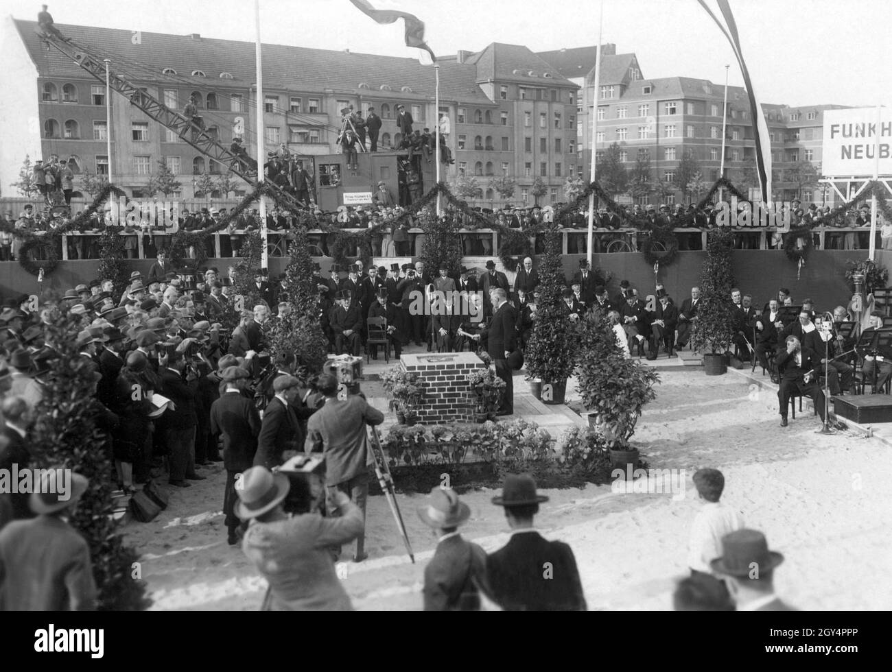 'Il 29 maggio 1929, la pietra di fondazione del centro di radiodiffusione Masurenallee (oggi Haus des Rundfunks) è stata deposta con la cerimonia dal ministro degli Affari Esteri Georg Schätzel a Berlino-Westend. A nome del ministro degli interni del Reich, il segretario di Stato Erich Zweigert (seduto al centro della foto, 2° da destra accanto al microfono) ha eseguito i colpi di martello, E a nome della città di Berlino, il sindaco Gustav Böß (al centro della foto, a sinistra della sedia vuota). Nella foto il ministro della Cultura prussiano Carl Heinrich Becker è alla fondazione Foto Stock