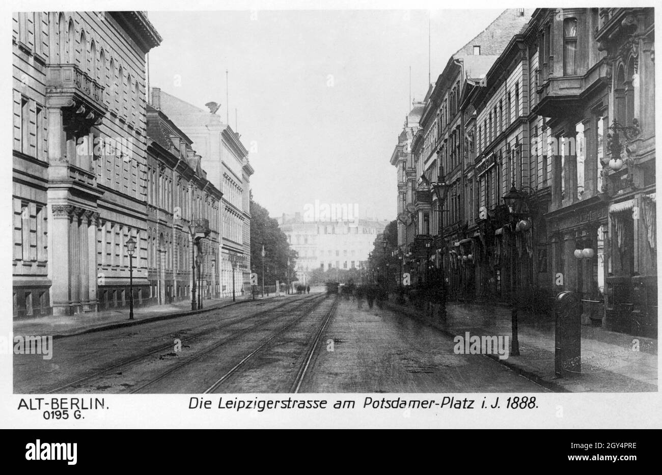 La fotografia mostra Leipziger Straße guardando verso Potsdamer Platz a Berlino-Mitte nel 1888. Parte della vecchia Casa Prussiana (sede della prima Camera del Parlamento Prussiano, oggi sede del Bundesrat) è visibile sulla sinistra. Sulla destra, si può vedere il negozio di alimentari del mercante Wilhelm Ehrecke a Leipziger Straße n° 131. [traduzione automatizzata] Foto Stock