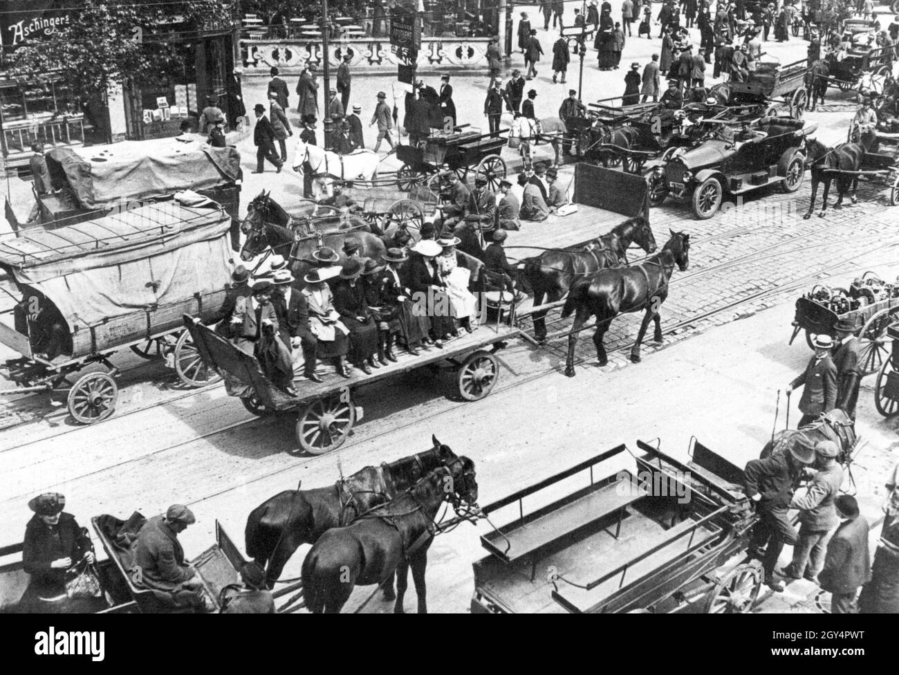 Nell'estate del 1919 si è verificato uno sciopero contro le compagnie di trasporto pubblico di Berlino, che ha portato il trasporto pubblico in città a un arresto. Questo colpo di Potsdamer Platz a Berlino-Mitte mostra il caos che ne deriva dal traffico. Numerose carrozze trainate da cavalli e carrozze sostitutive stanno prendendo il controllo del trasporto passeggeri. Sulla sinistra si trova il ristorante Aschinger's. [traduzione automatizzata] Foto Stock