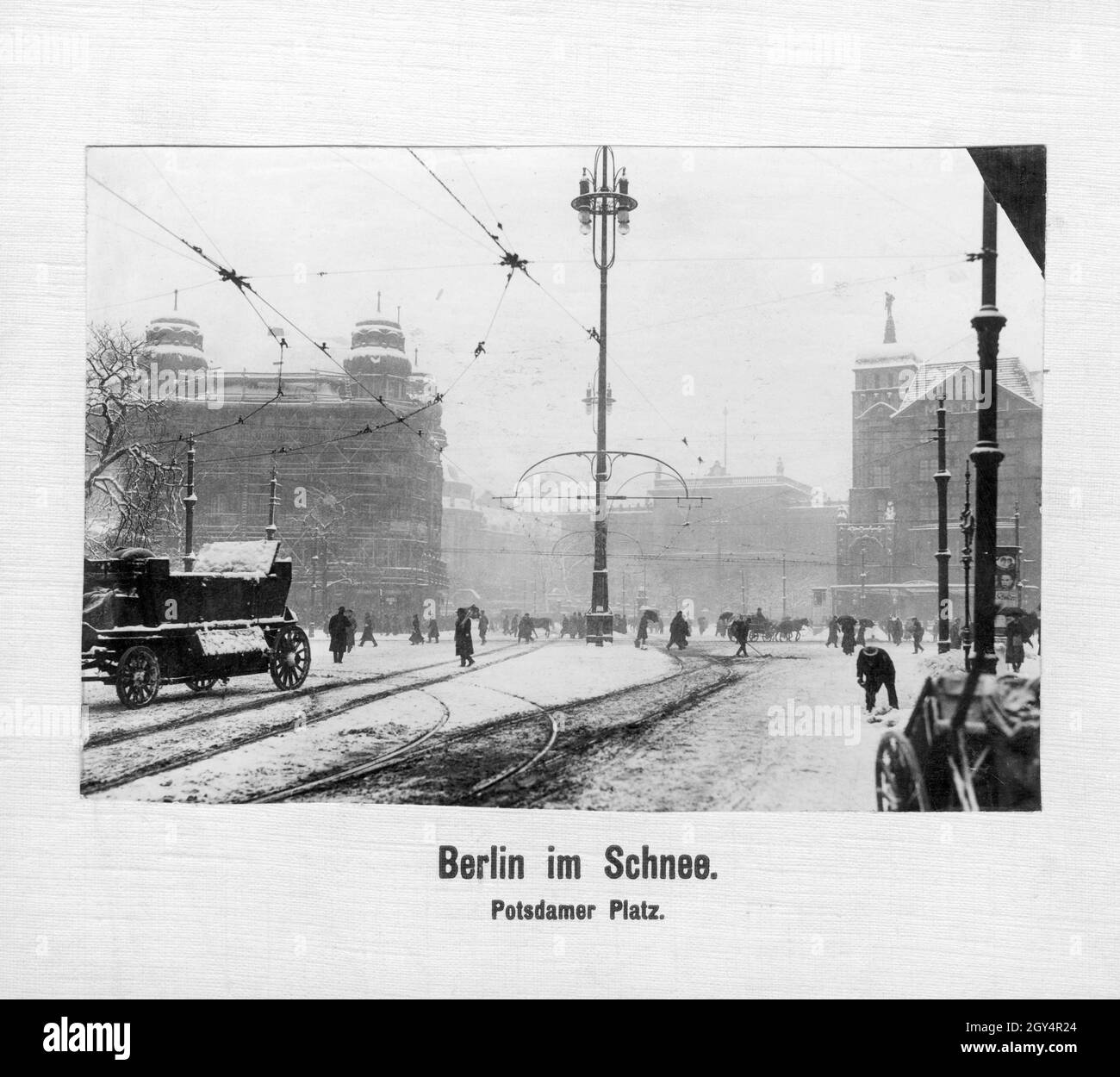 La gente si affretta a attraversare la Potsdamer Platz innevata a Berlino-Mitte nel 1918. Alcuni sono occupati sgombrare la neve. [traduzione automatizzata] Foto Stock