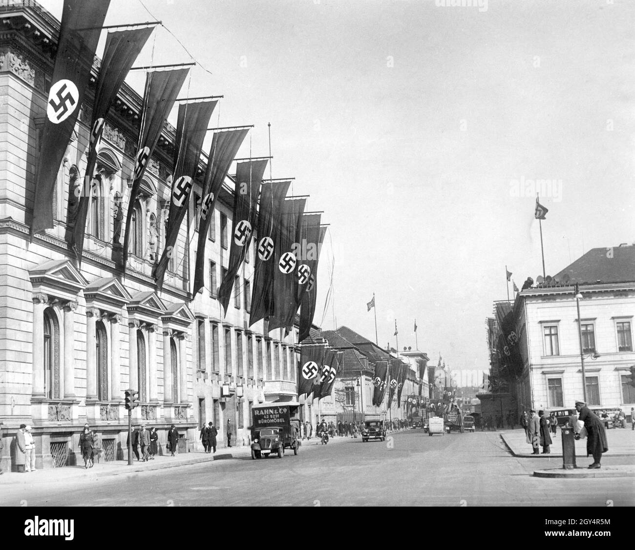 'La fotografia mostra la Cancelleria del Reich (composta dalla Cancelleria del Reich Vecchio, dall'edificio di ampliamento e dal Palais Borsig, sulla sinistra della foto) a Berlino-Mitte appeso con bandiere swastika il 10 maggio 1938 poco prima che Adolf Hitler ritornò dall'Italia. Parte del Prinz-Karl-Palais, dove si trovava il Ministero del Reich per l'Illuminismo popolare e Propaganda, si può vedere sulla destra. La vista va verso nord. Un furgone di consegna della società ''Rahn und Co. Büromöbel'' si ferma davanti alla nuova parte della Cancelleria Reich. [traduzione automatizzata]' Foto Stock