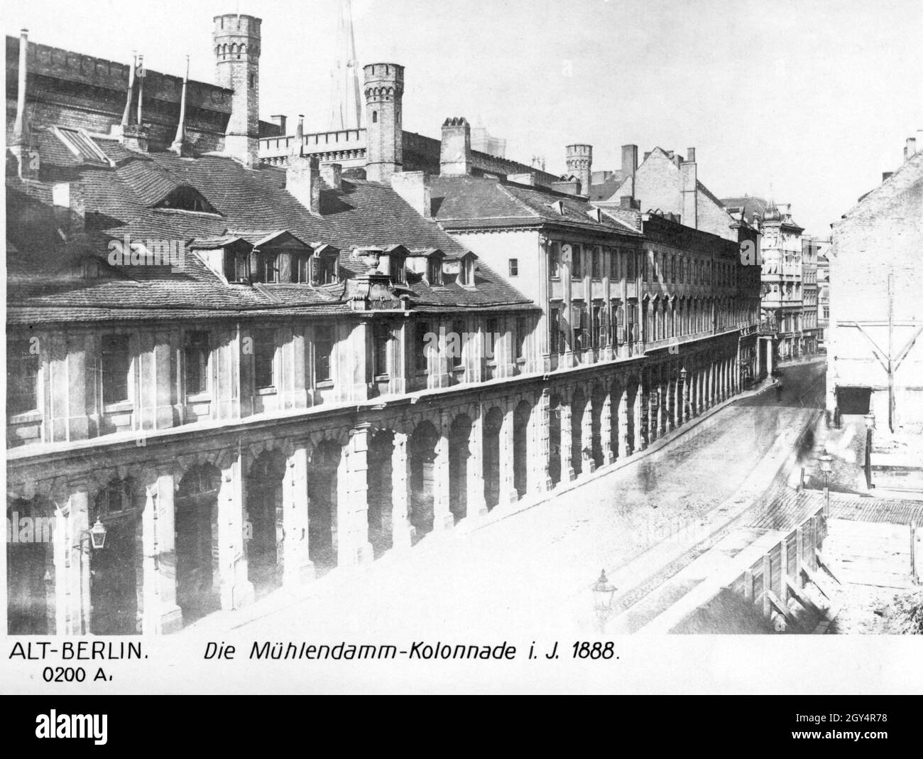 La fotografia mostra il Mühlendamm Colonnade di Berlino-Mitte nel 1888, quando iniziarono i lavori di costruzione per l'espansione del Mühlendamm Lock, per il quale i colonnati dovevano essere demoliti. Sullo sfondo si possono vedere le torrette dell'edificio Mühlendamm, dietro di esse spiccano la guglia della Chiesa Nikolai (a sinistra) e la torre del Municipio Rosso (a destra). [traduzione automatizzata] Foto Stock