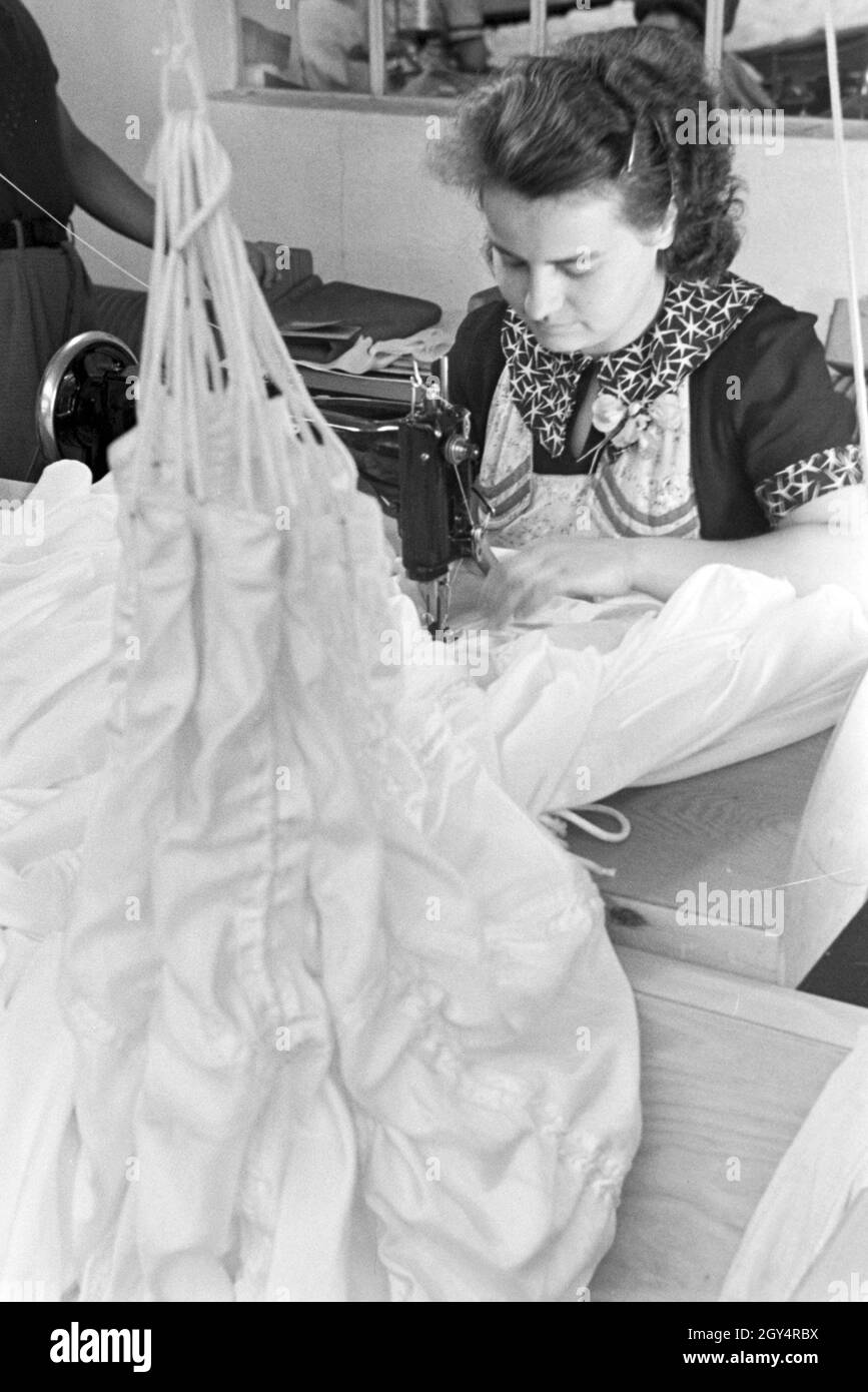 Eine Arbeiterin in einer Fallschirm Näherei; Deutschland 1940er Jahre. Un lavoratore di sesso femminile che a un paracadute stanza del cucito, Germania 1940s. Foto Stock