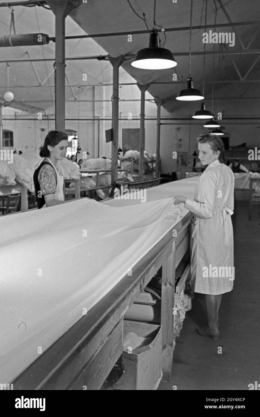 Zwei Arbeiterinnen in einer Fallschirm Näherei, Deutschland 1940er Jahre. Due dei lavoratori di sesso femminile in corrispondenza di un paracadute di fabbrica di cucitura, Germania 1940s. Foto Stock