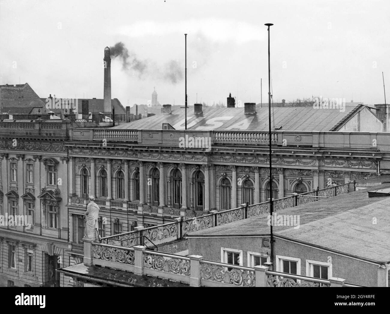 "L'Ambasciata degli Stati Uniti si trovava a Pariser Platz, nell'ex Palais Blücher di Berlino-Mitte. La fotografia scattata dalla porta di Brandeburgo mostra la scritta ''USA'' sul tetto dell'edificio, con Haus Sommer in primo piano. Foto non scattata, probabilmente scattata intorno al 1935. [traduzione automatizzata]' Foto Stock