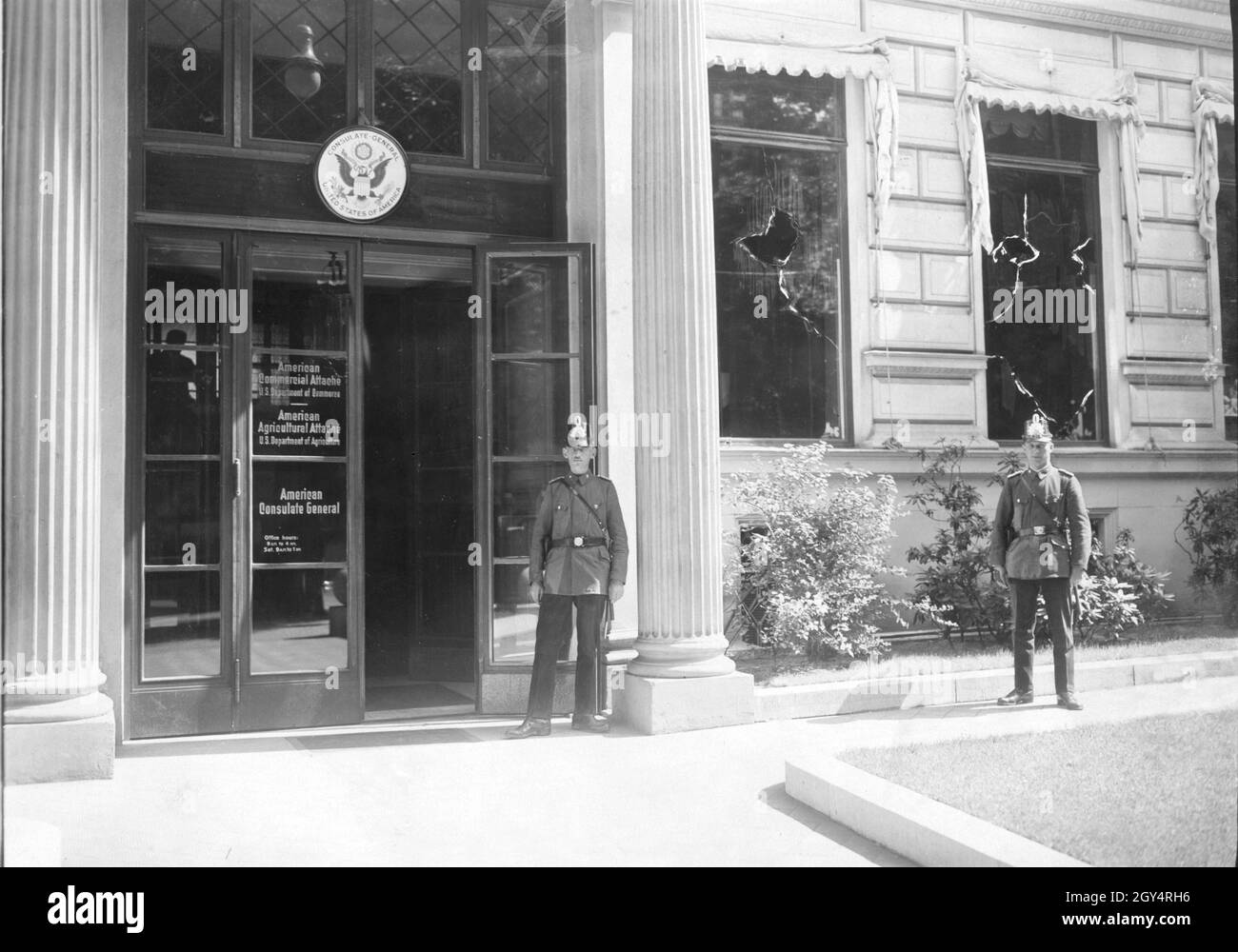 Due poliziotti si trovano di fronte al Consolato Generale americano a Berlino nel 1931. Stanno proteggendo l'edificio dopo che le finestre erano state rotte da manifestanti contrari alla politica di riparazione degli Stati Uniti. Il Consolato ospita gli uffici dell'Attaché commerciale del Dipartimento del Commercio e dell'Attaché agricolo del Dipartimento dell'Agricoltura. [traduzione automatizzata] Foto Stock