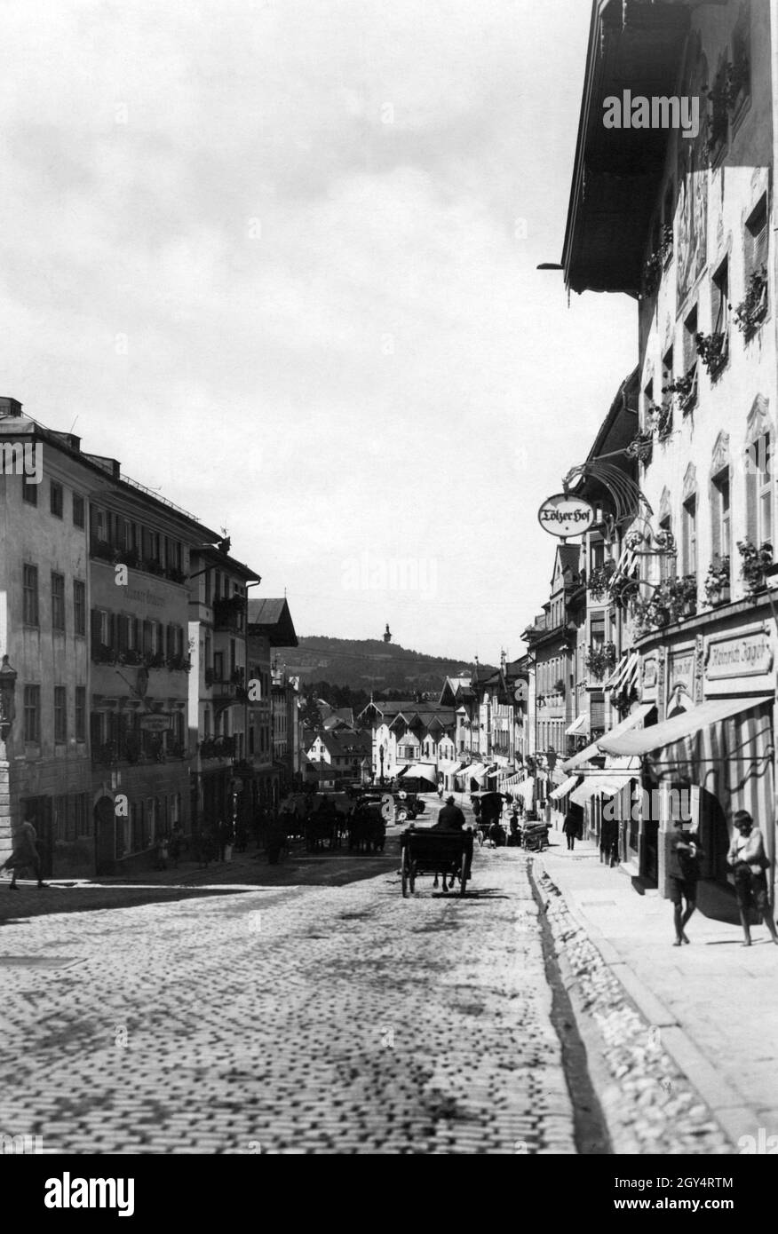 "Questa fotografia degli anni '20 mostra Marktstraße a Bad Tölz in direzione dell'Isar. Sulla destra si trova l'ingresso del ''Tölzer Hof''. [traduzione automatizzata]' Foto Stock