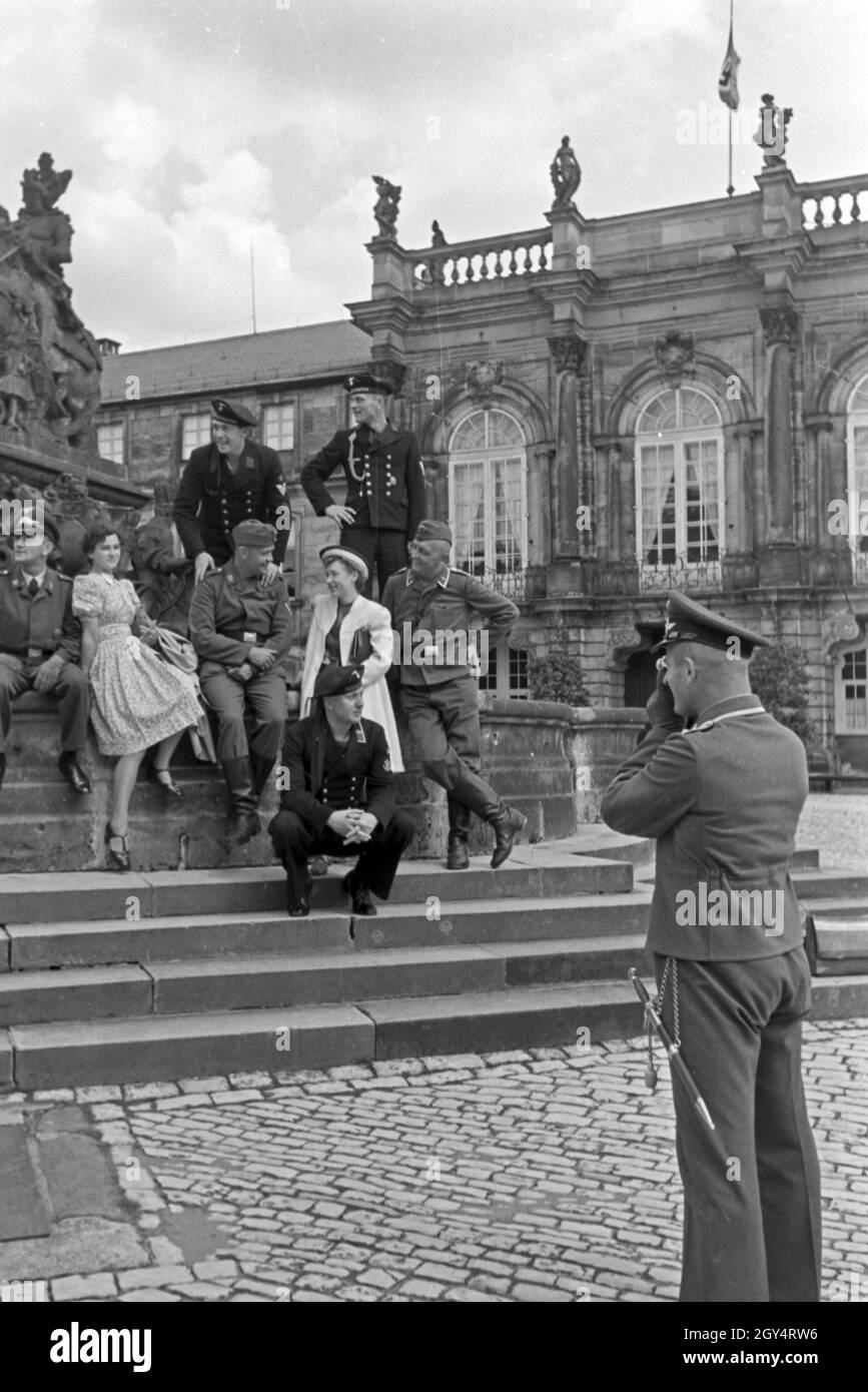 Soldaten der Luftwaffe und der deutschen Kriegsmarine auf Urlaub mit Damen a Bayreuth, Deutschland 1940er Jahre. soldato del German Airforce e marina il furlough con onorevoli a Bayreuth, Germania 1940s. Foto Stock