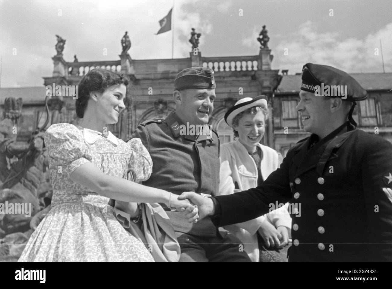 Soldaten der Luftwaffe und der deutschen Kriegsmarine auf Urlaub mit Damen a Bayreuth, Deutschland 1940er Jahre. soldato del German Airforce e marina il furlough con onorevoli a Bayreuth, Germania 1940s. Foto Stock