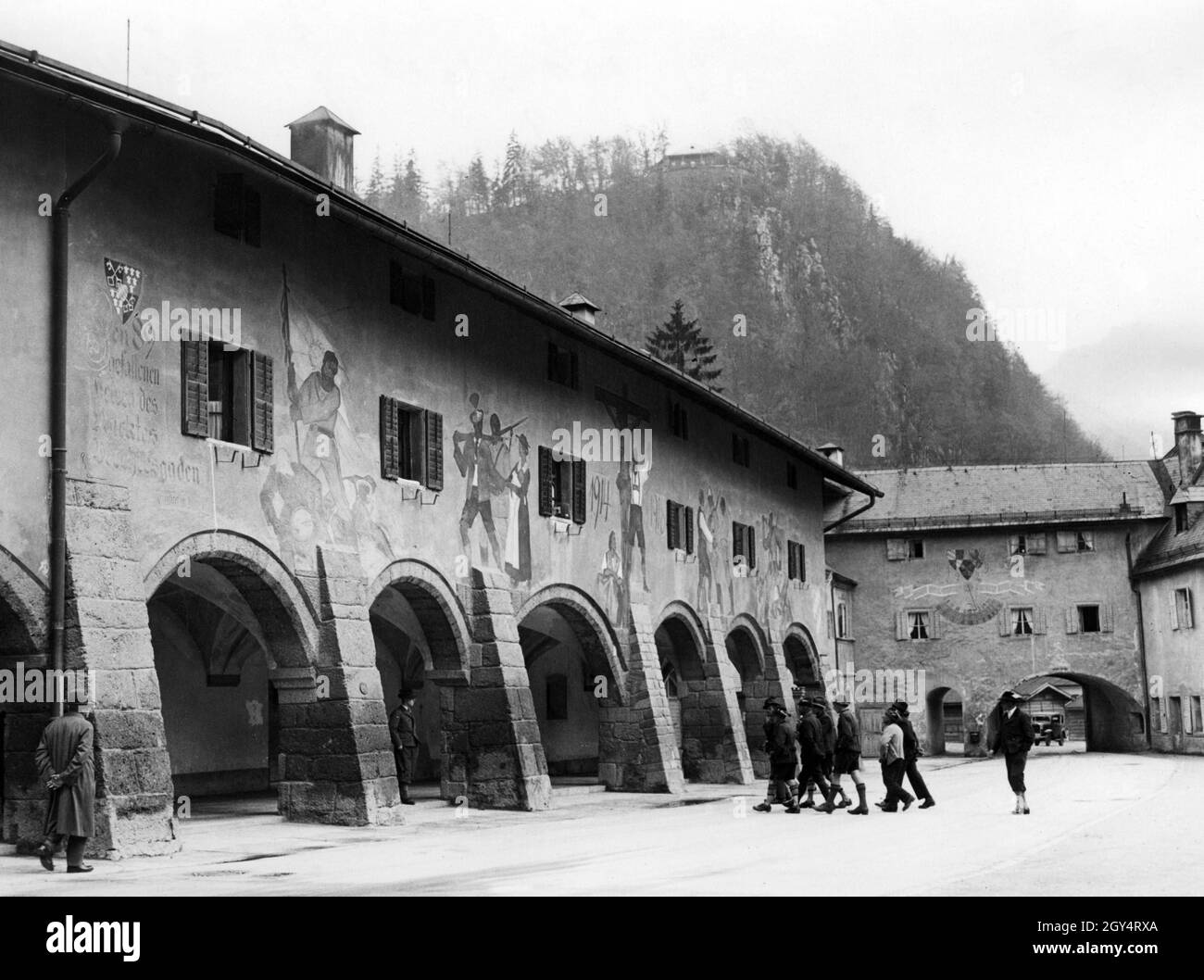 'Un gruppo di uomini in costume tradizionale entra nelle scuderie del Castello reale Berchtesgaden il 11 maggio 1937. Il dipinto raffigura un monumento commemorativo ai caduti della prima guerra mondiale: ''ai 89 eroi caduti del quartiere Berchtesgaden''. Sullo sfondo il Lockstein domina Berchtesgaden. [traduzione automatizzata]' Foto Stock