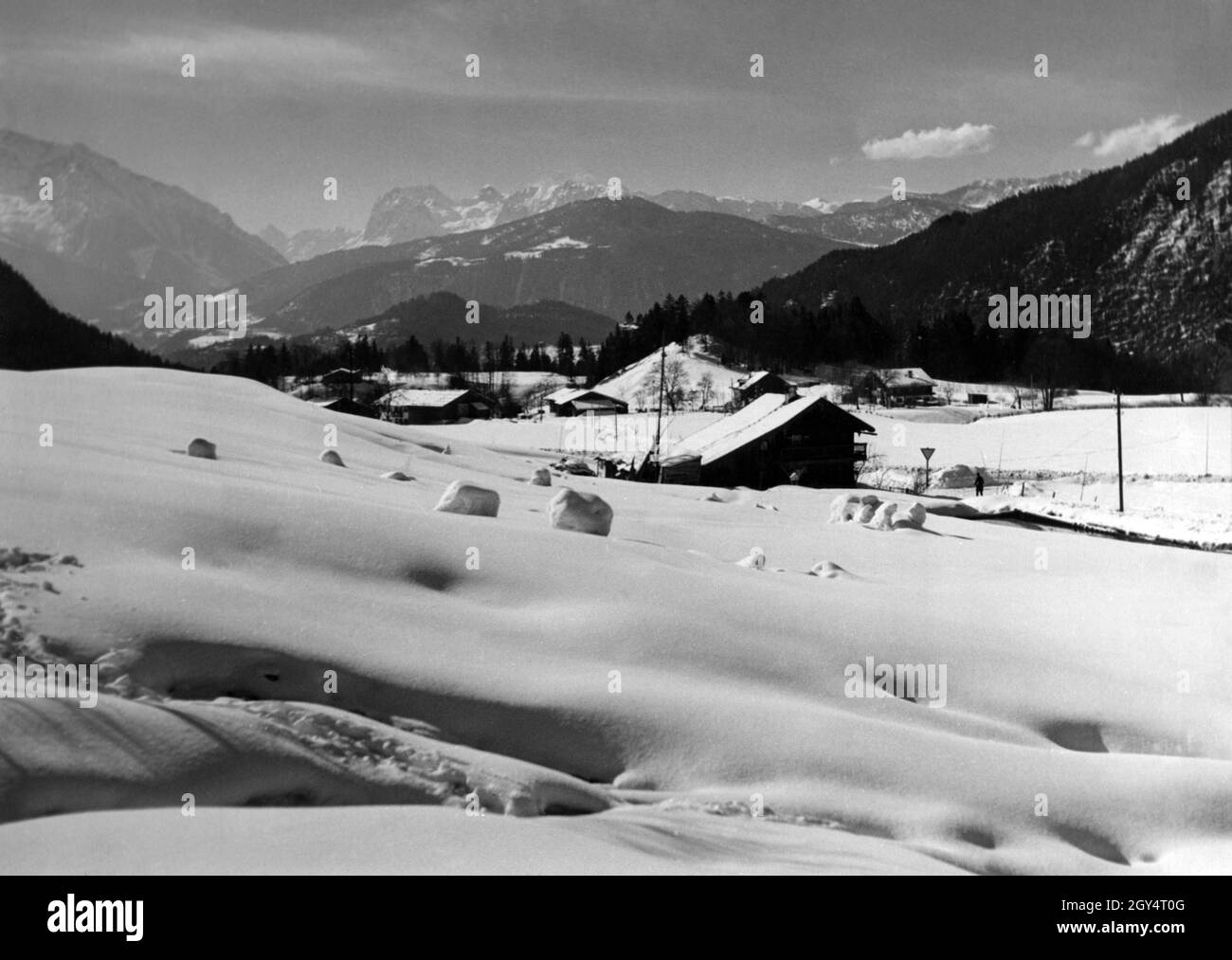 La fotografia del 1942 mostra il paesaggio invernale nei pressi di Berchtesgaden (a nord della città). Sullo sfondo le montagne, tra cui Toter Mann (in primo piano a destra), il fianco del Hochkalter (a sinistra) e in fondo le montagne del Reiter Alm dietro l'Hintersee. [traduzione automatizzata] Foto Stock