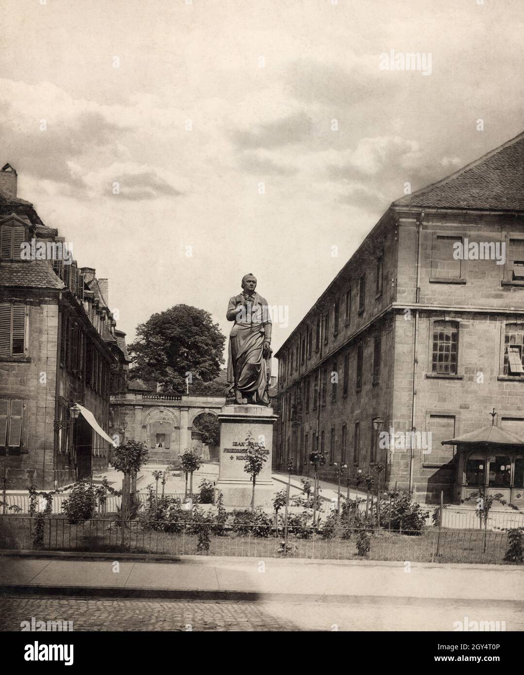 "La fotografia mostra la statua di Jean Paul su Jean-Paul-Platz a Bayreuth, dove si incontrano Friedrichstraße e Ludwigstraße. Sulla destra si trova il maneggio margraviale (oggi: Il municipio). L'iscrizione sul piedistallo recita: ''Jean Paul / Friedrich Richter / MDCCCXXV''. Foto non scattata, probabilmente scattata intorno al 1920. [traduzione automatizzata]' Foto Stock
