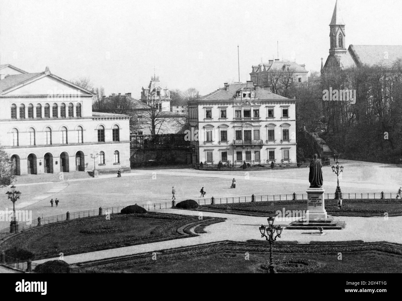 Questa fotografia del 1898 mostra la Schlossplatz di Coburg con la statua del Duca Ernst i di Sassonia-Coburg e Gotha al centro. Sulla sinistra si trova il teatro di corte (oggi il Landestheater Coburg), sulla destra si trova il Palais Edinburgh e sull'estrema destra un viale conduce alla chiesa di St. Augustin. [traduzione automatizzata] Foto Stock