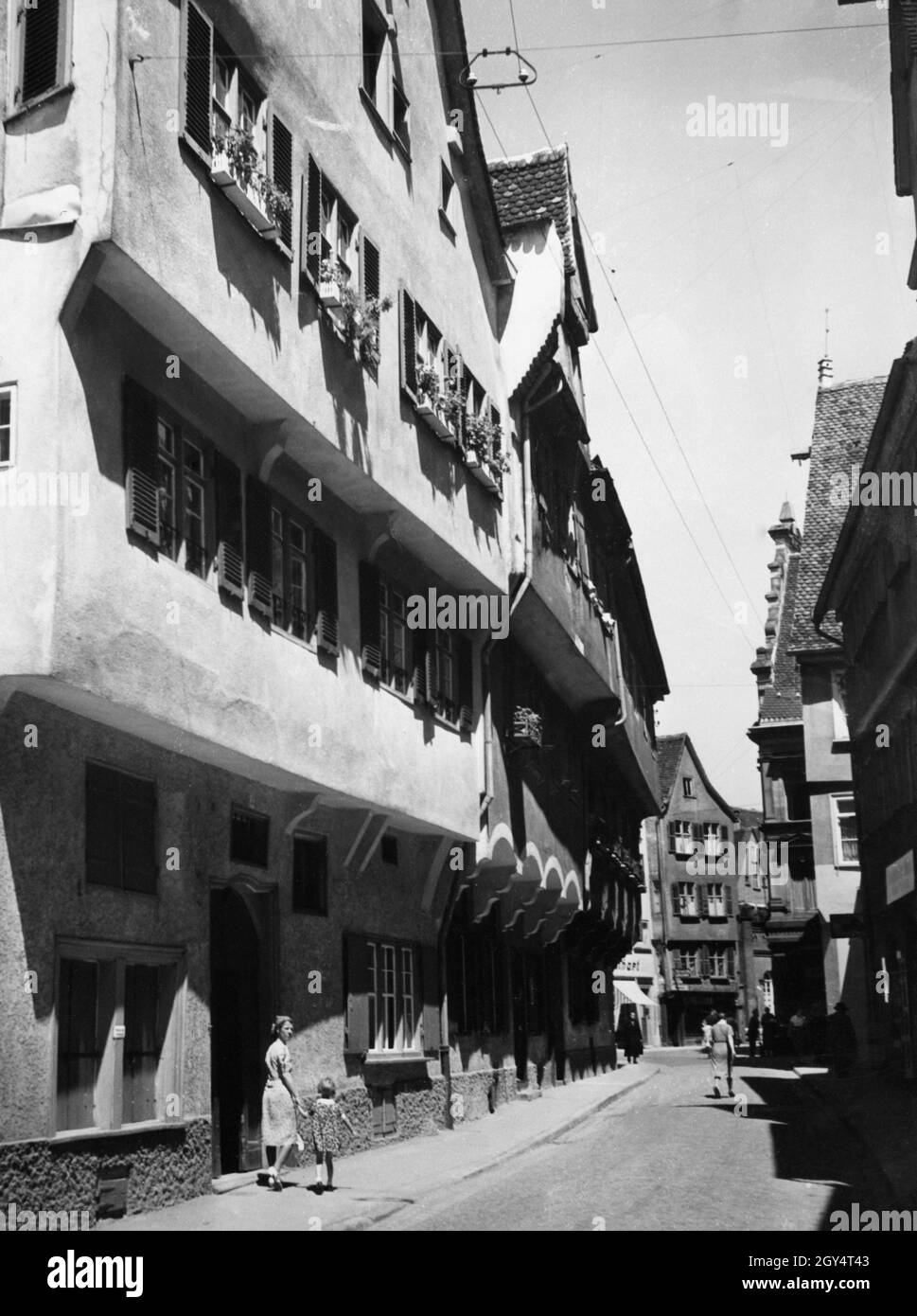 Una madre cammina con la figlia attraverso una strada nella città vecchia di Lindau nel 1944. Le case sporgono ulteriormente nella strada con ogni piano. [traduzione automatizzata] Foto Stock