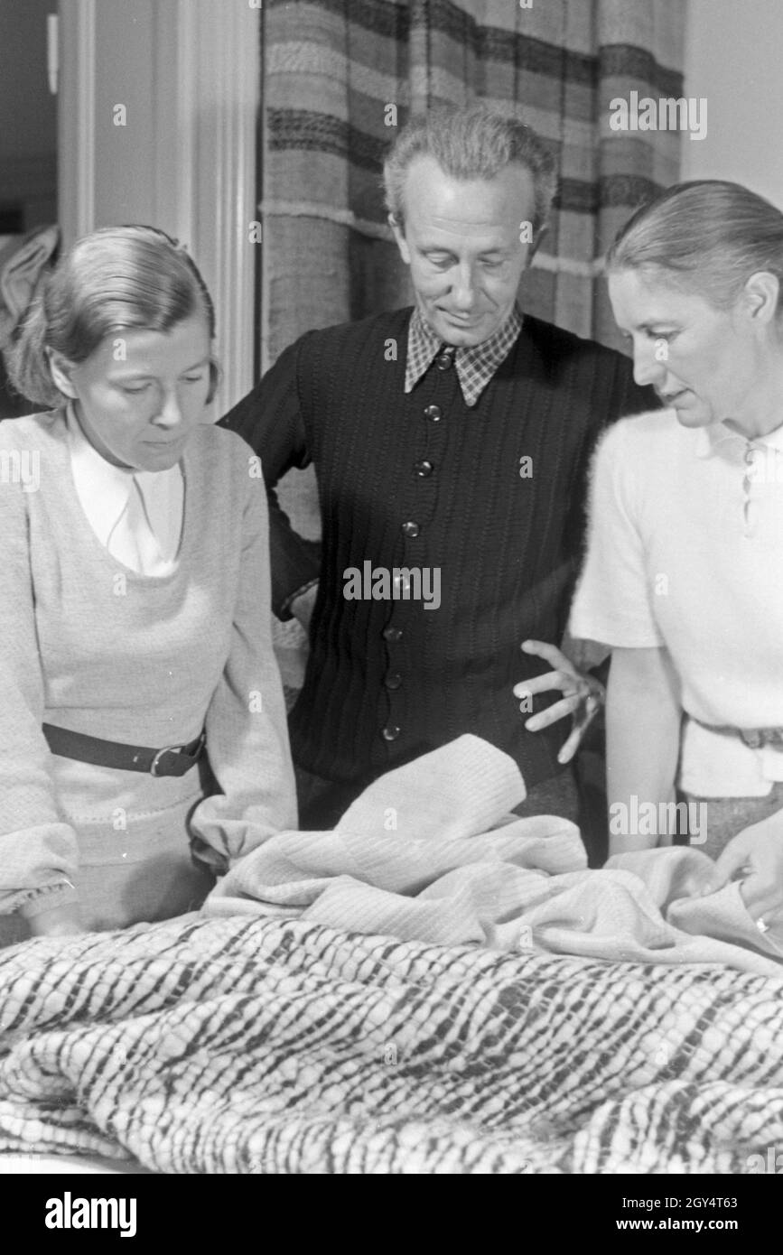 Seniorchef der Weberei Adolf Bauer & Söhne mit Angestellten, Deutschland 1940er Jahre. CEO di Adolf Bauer & Sons' tessitura con i membri del personale, Germania 1940s. Foto Stock