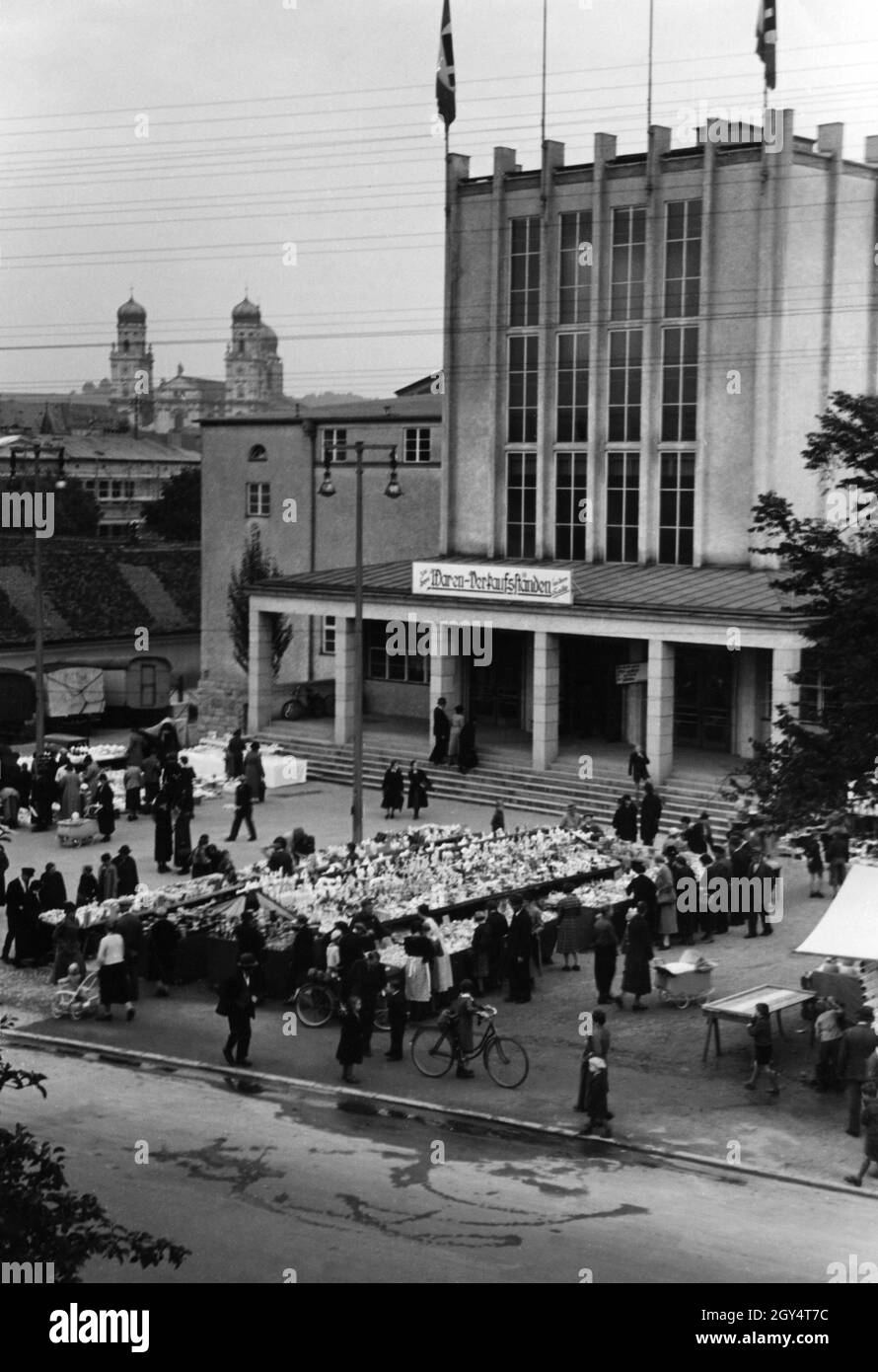 'Di fronte alla Nibelungenhalle sulla Kleiner Exerzierplatz a Passau, i mercanti hanno allestito le loro bancarelle nel 1943 e offrono i loro piccoli prodotti in vendita. Sopra l'ingresso della sala è scritto: ''alle bancarelle di vendita merci nella sala''. La Cattedrale di Passau è visibile sullo sfondo sulla sinistra. [traduzione automatizzata]' Foto Stock