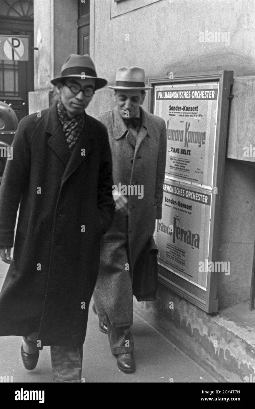 Der japanische Dirigent Konoe Hidemaro vor dem Plakat sciabiche Auftritts 1940er Jahre. Conduttore giapponese Hidemaro Konoye con un poster del suo concerto in Germania, 1940s. Foto Stock