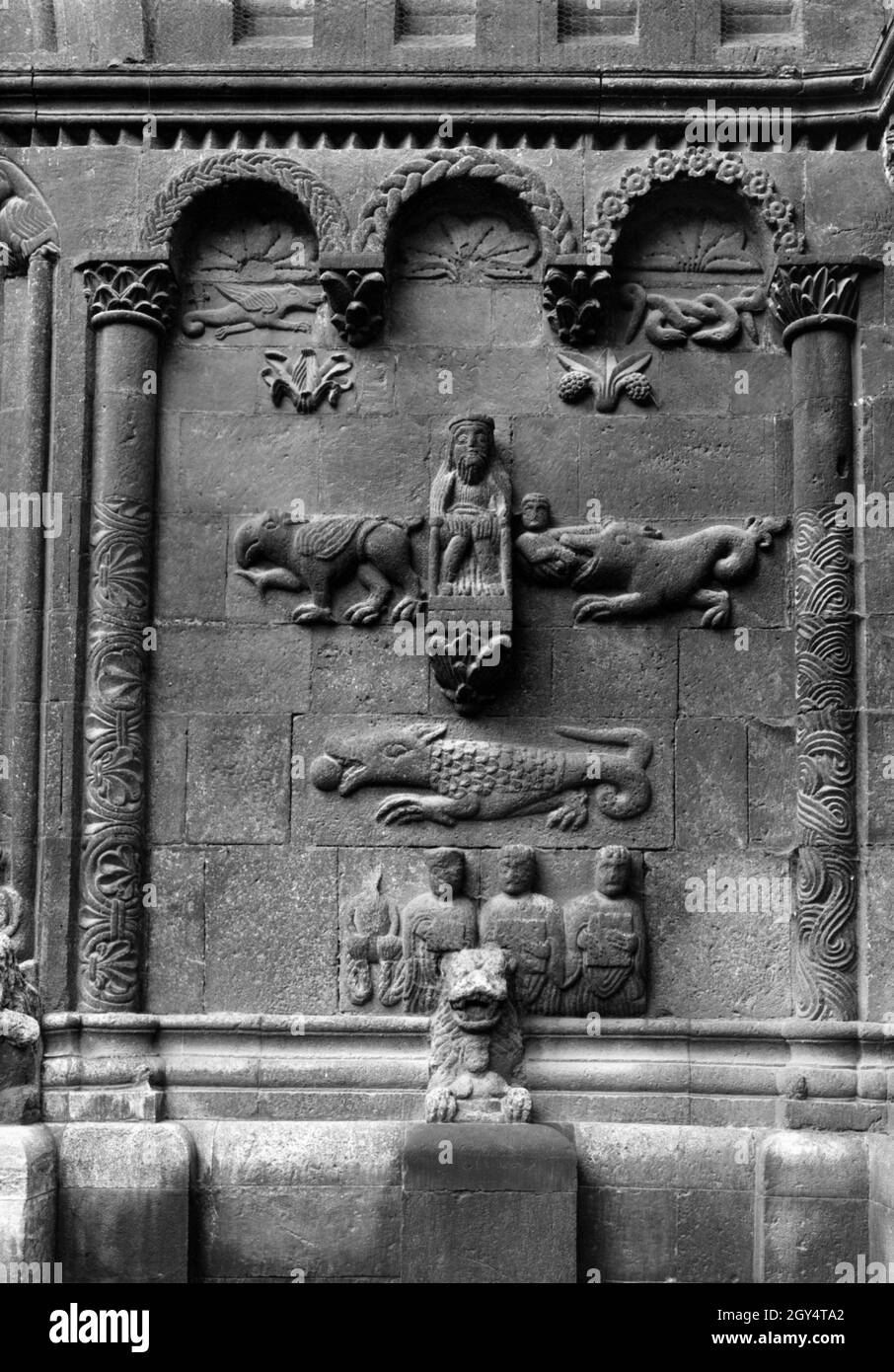 Il portale nord della chiesa del monastero di San Giacobbe (detto anche Schottentor), che risale al 12 ° secolo, è decorato con figure e simboli. La fotografia non scattata è stata probabilmente scattata intorno al 1920 e mostra la nicchia del portale destro. [traduzione automatizzata] Foto Stock