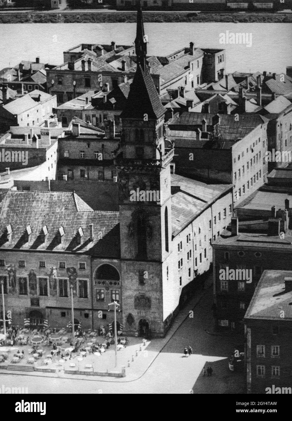 Al Rathausplatz di Passau si trovano il Vecchio Municipio con la Torre del Municipio (centro) e il nuovo Municipio (davanti a destra). Sulla piazza le persone sono sedute ai tavoli. Sullo sfondo scorre il fiume Inn, sulle cui rive si trova il Domherrrenhof (grande edificio al centro della foto), che ha ospitato il tribunale distrettuale. Foto non scattata, probabilmente scattata intorno al 1920. [traduzione automatizzata] Foto Stock