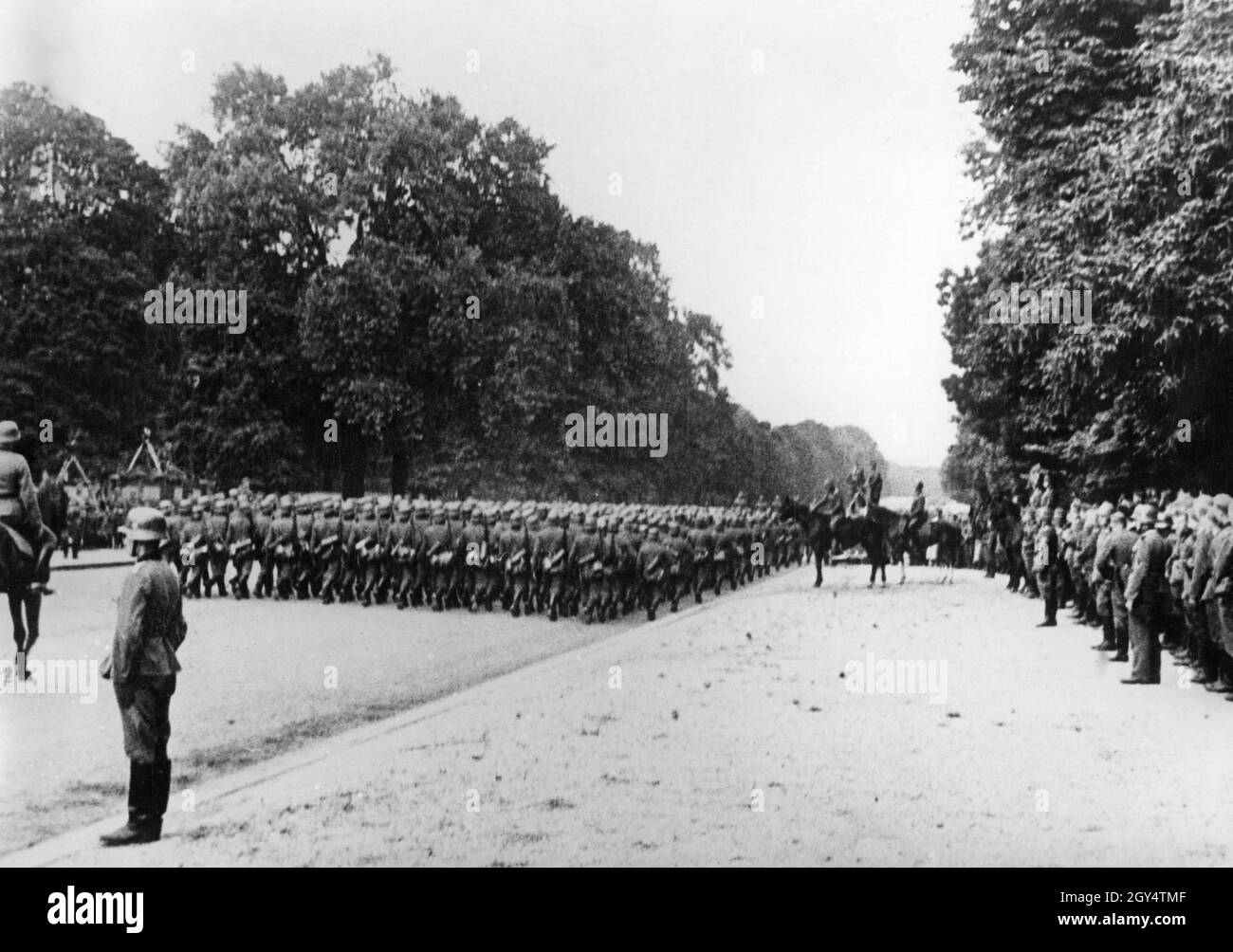 Seconda guerra mondiale: Truppe tedesche Wehrmacht in una parata di vittoria a Parigi occupata per segnare la resa della Francia. [traduzione automatizzata] Foto Stock