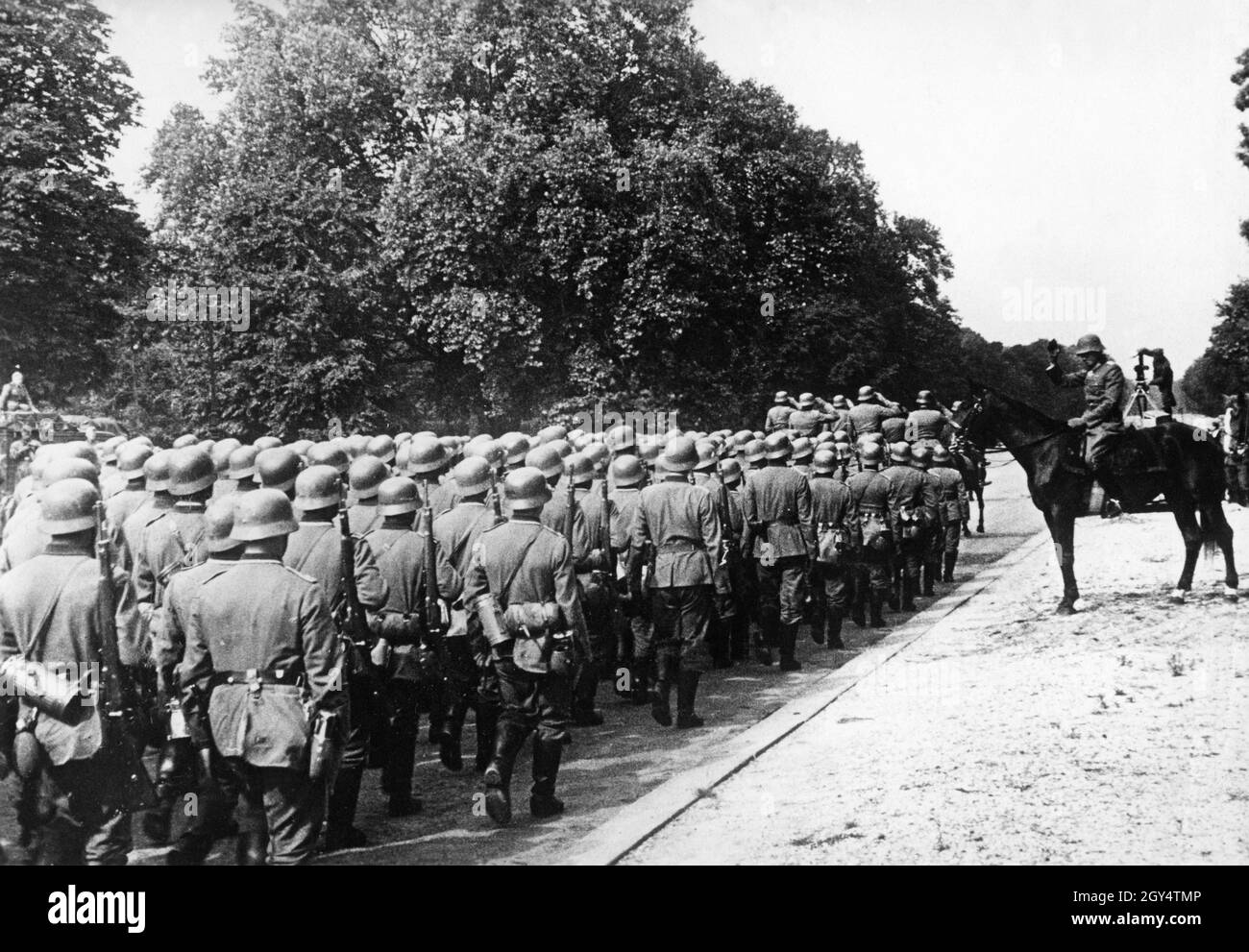 Seconda guerra mondiale: Truppe tedesche Wehrmacht in una parata di vittoria a Parigi occupata per segnare la resa della Francia. [traduzione automatizzata] Foto Stock