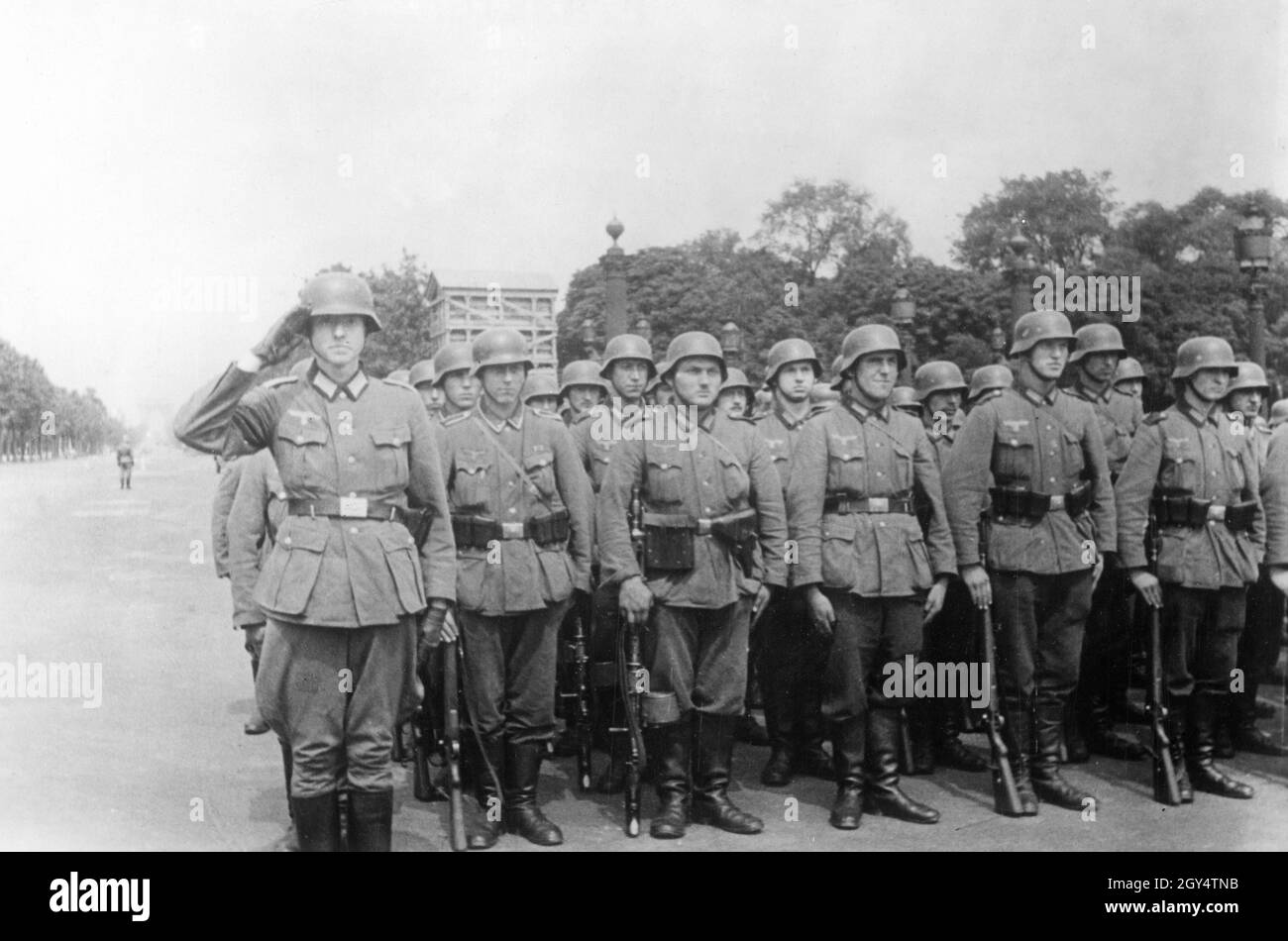 Seconda guerra mondiale: Truppe tedesche Wehrmacht in una parata di vittoria sulla Place de la Concorde a Parigi occupata in occasione della resa della Francia. [traduzione automatizzata] Foto Stock