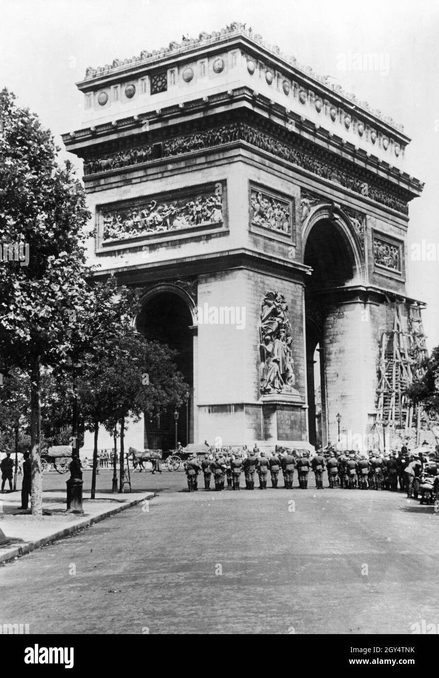 Seconda Guerra Mondiale: Truppe tedesche Wehrmacht in una parata di vittoria all'Arco di Trionfo a Parigi occupata in occasione della resa della Francia. [traduzione automatizzata] Foto Stock