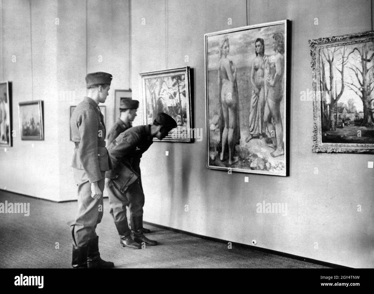 I membri della Wehrmacht visitano una mostra d'arte al Petit Palais di Parigi, che espone opere d'arte tedesche [traduzione automatica]. Foto Stock