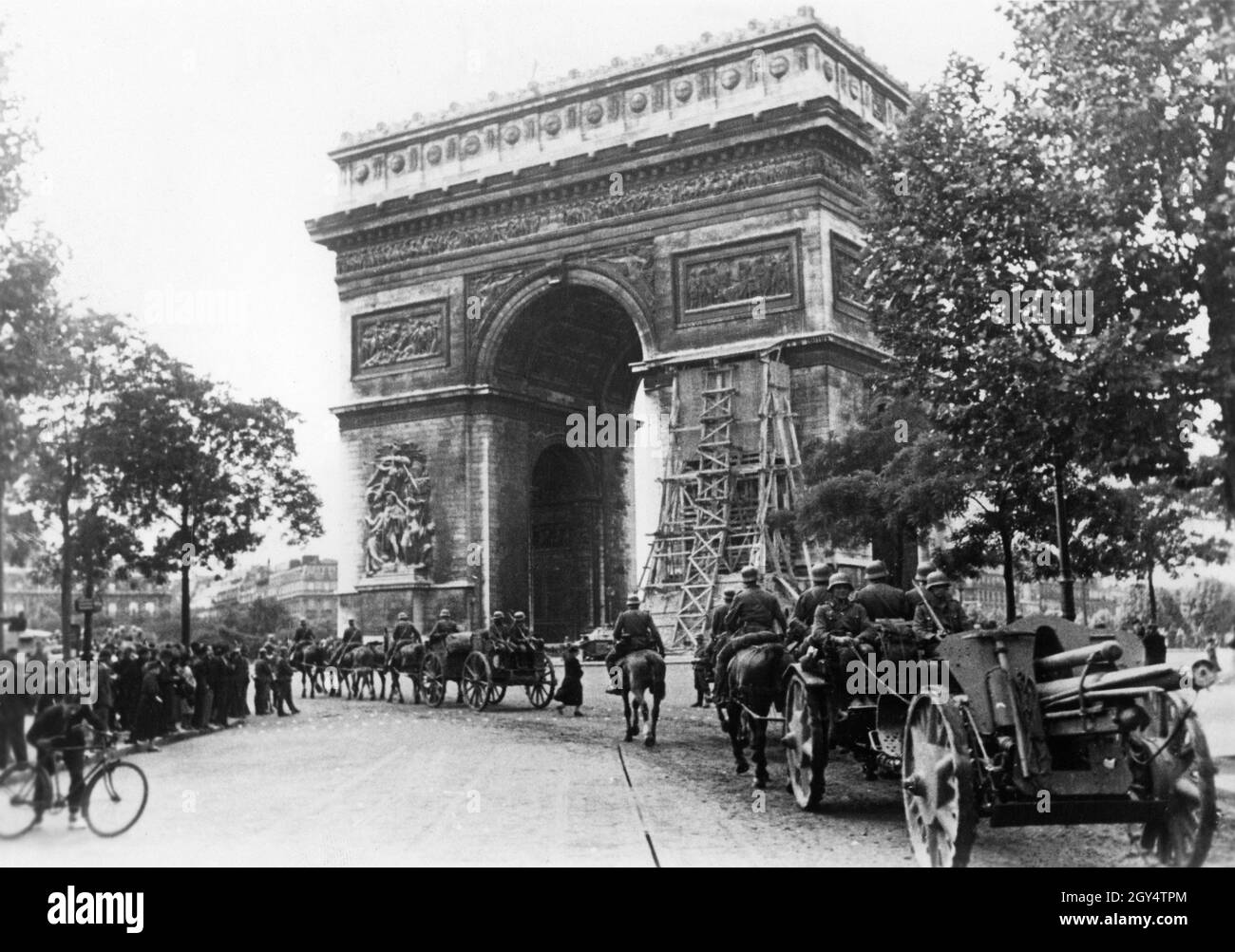 Seconda Guerra Mondiale: Truppe tedesche Wehrmacht in una parata di vittoria all'Arco di Trionfo a Parigi occupata in occasione della resa della Francia. [traduzione automatizzata] Foto Stock