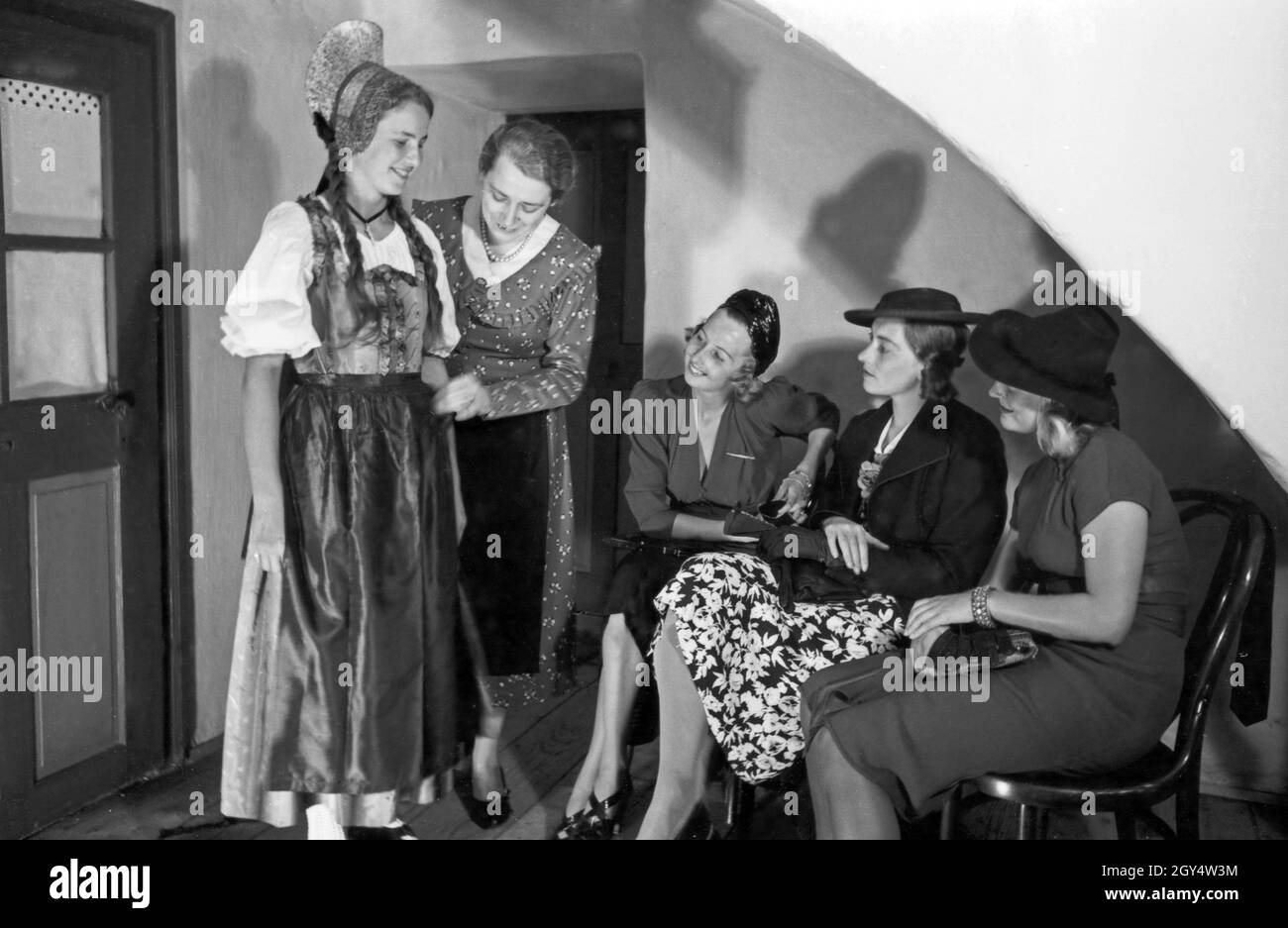Modenschau für Trachtenmode in der Wachau,Österreich 1930 Jahre. Sfilata di moda tradizionale nella zona di Wachau, Austria anni trenta. Foto Stock