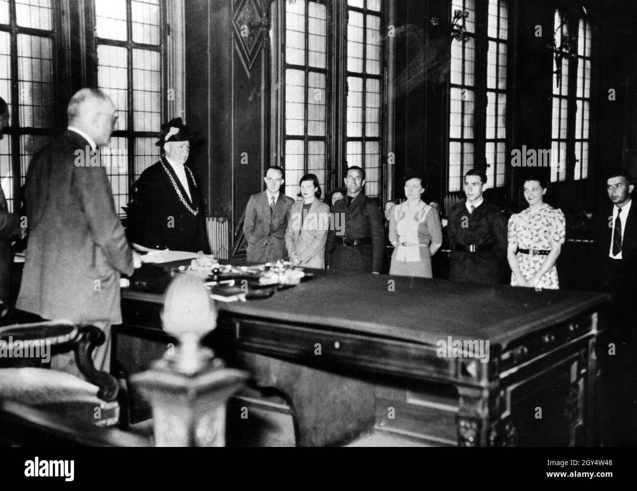 Matrimonio di diverse coppie in una chiesa di Parigi. (registrazione non programmata) [traduzione automatica] Foto Stock